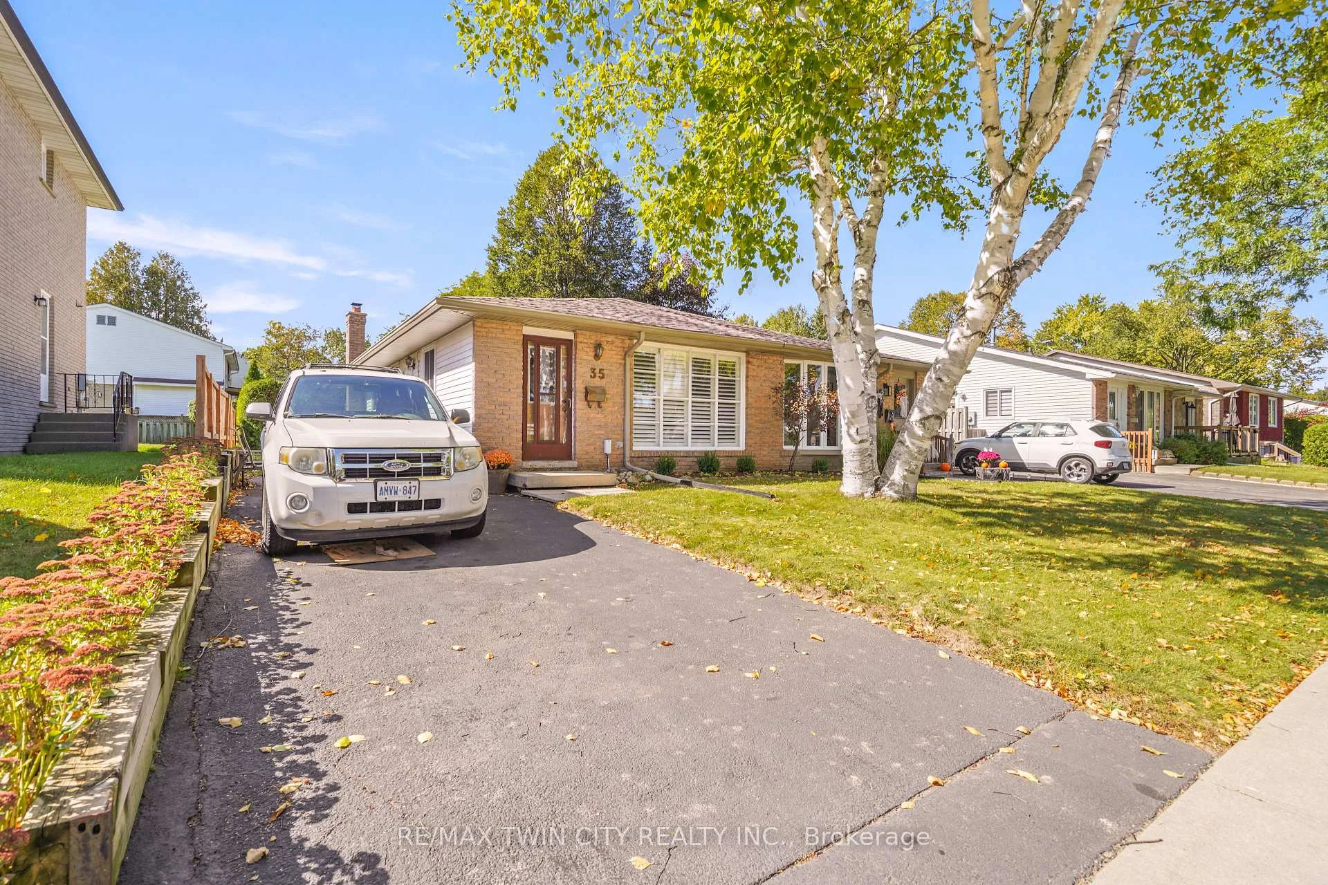 Photo 3 of 35 Ivanhoe Road, Brantford, Cedarland — HOMEH