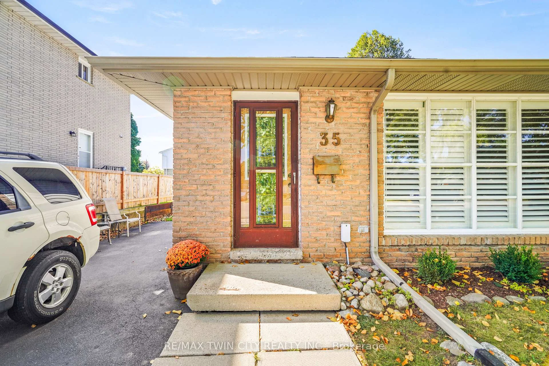 Photo 4 of 35 Ivanhoe Road, Brantford, Cedarland — HOMEH