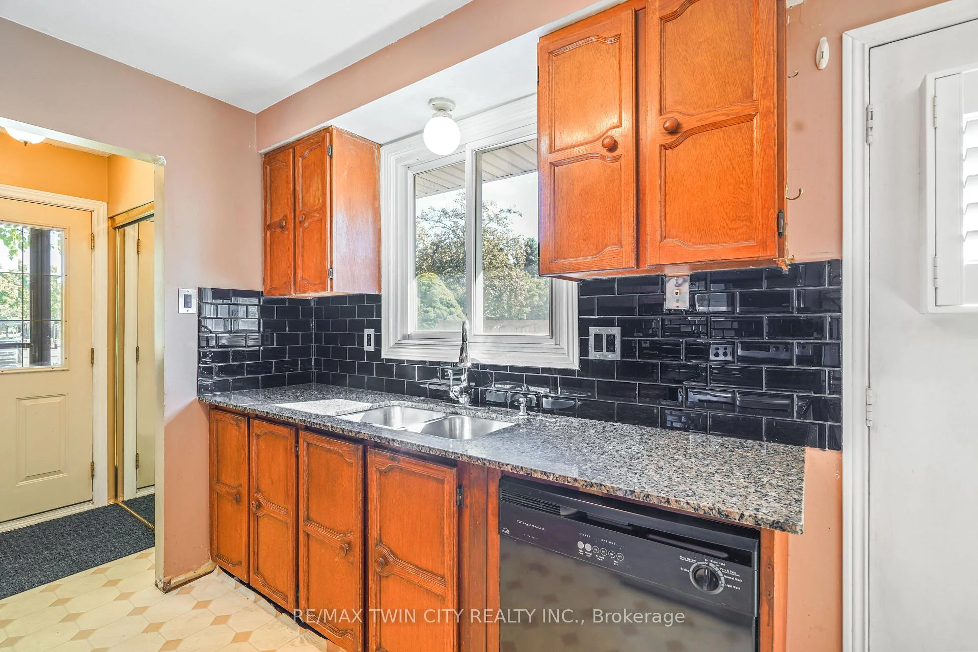 Photo 24 of 35 Ivanhoe Road, Brantford, Cedarland — HOMEH