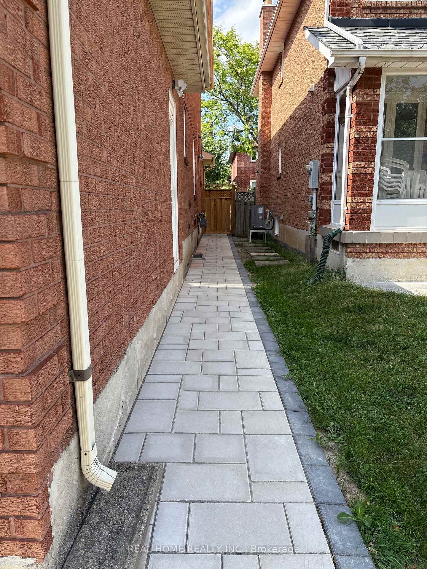 Photo 2 of Unit Lower Level, 34 Lagani Avenue, Richmond Hill, Doncrest — HOMEH