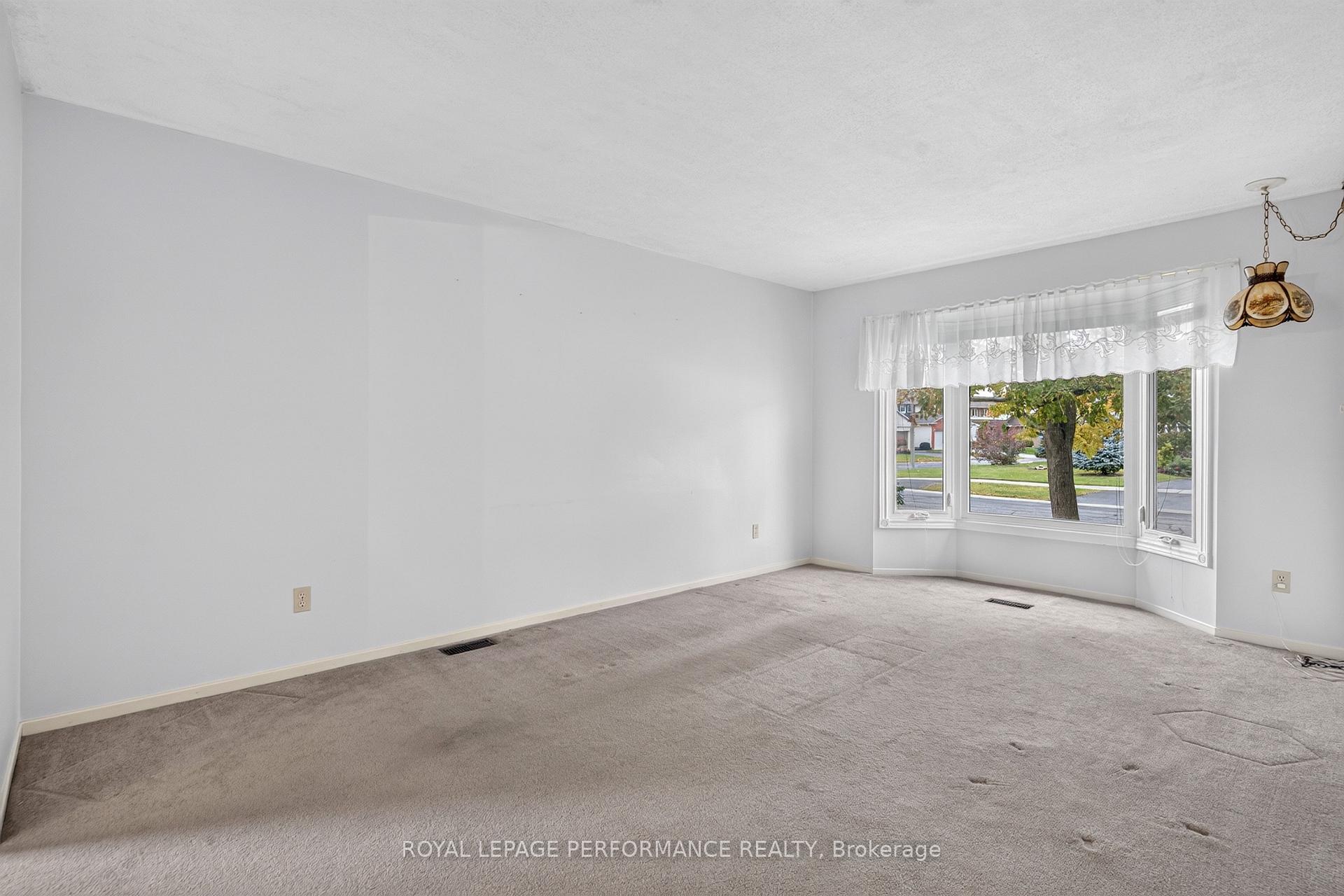 Photo 4 of 6198 Voyageur Drive, Ottawa, Convent Glen — HOMEH