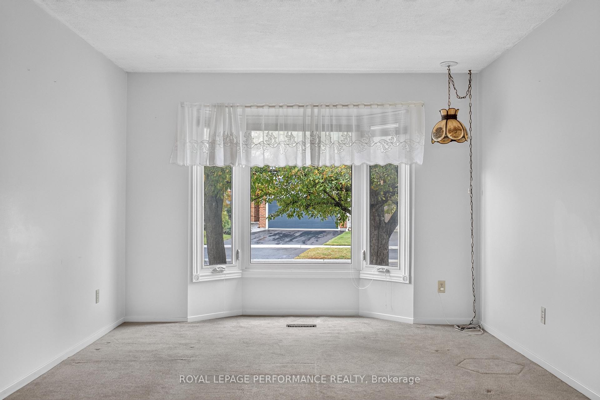 Photo 6 of 6198 Voyageur Drive, Ottawa, Convent Glen — HOMEH