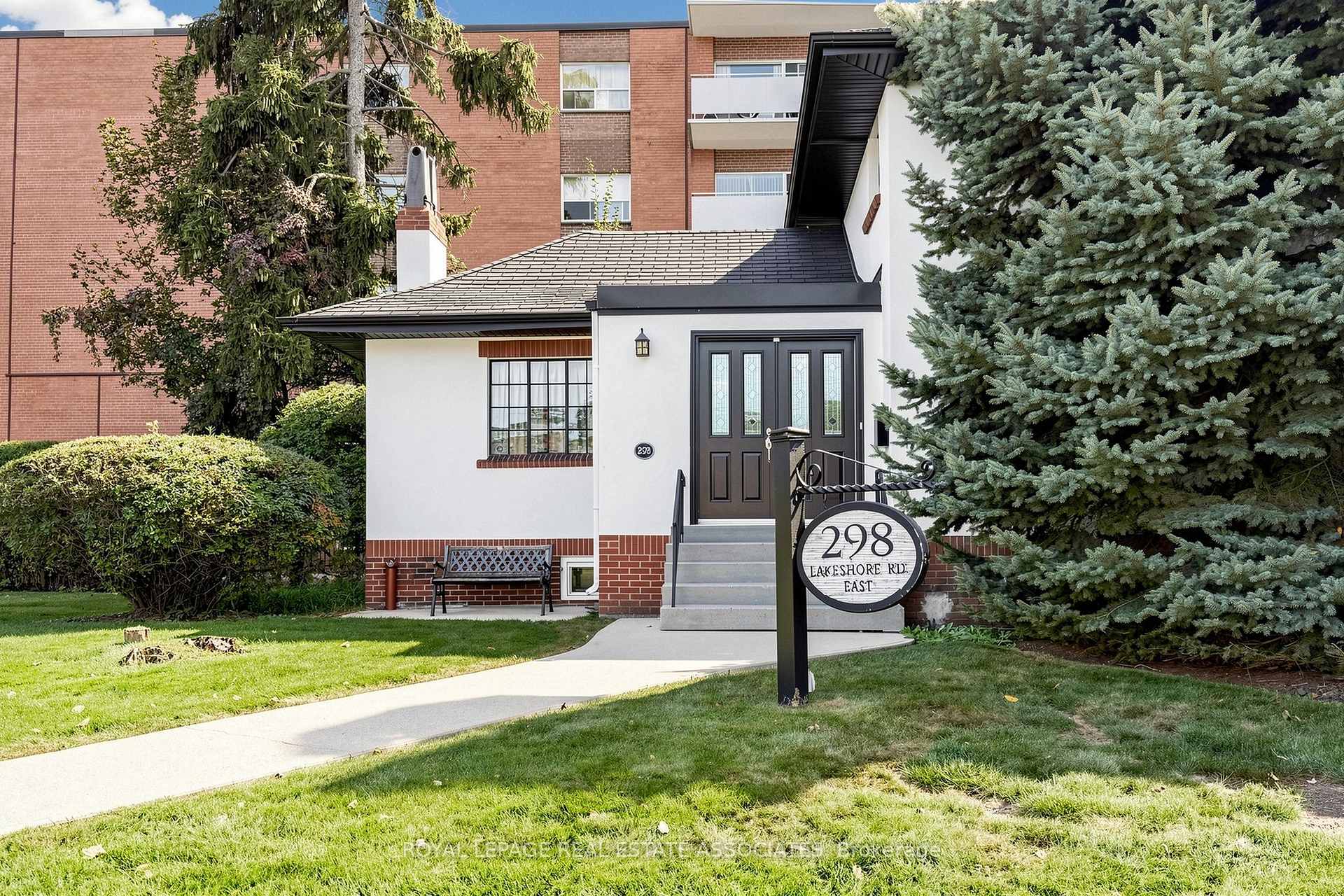 Photo of 298 Lakeshore Road E
