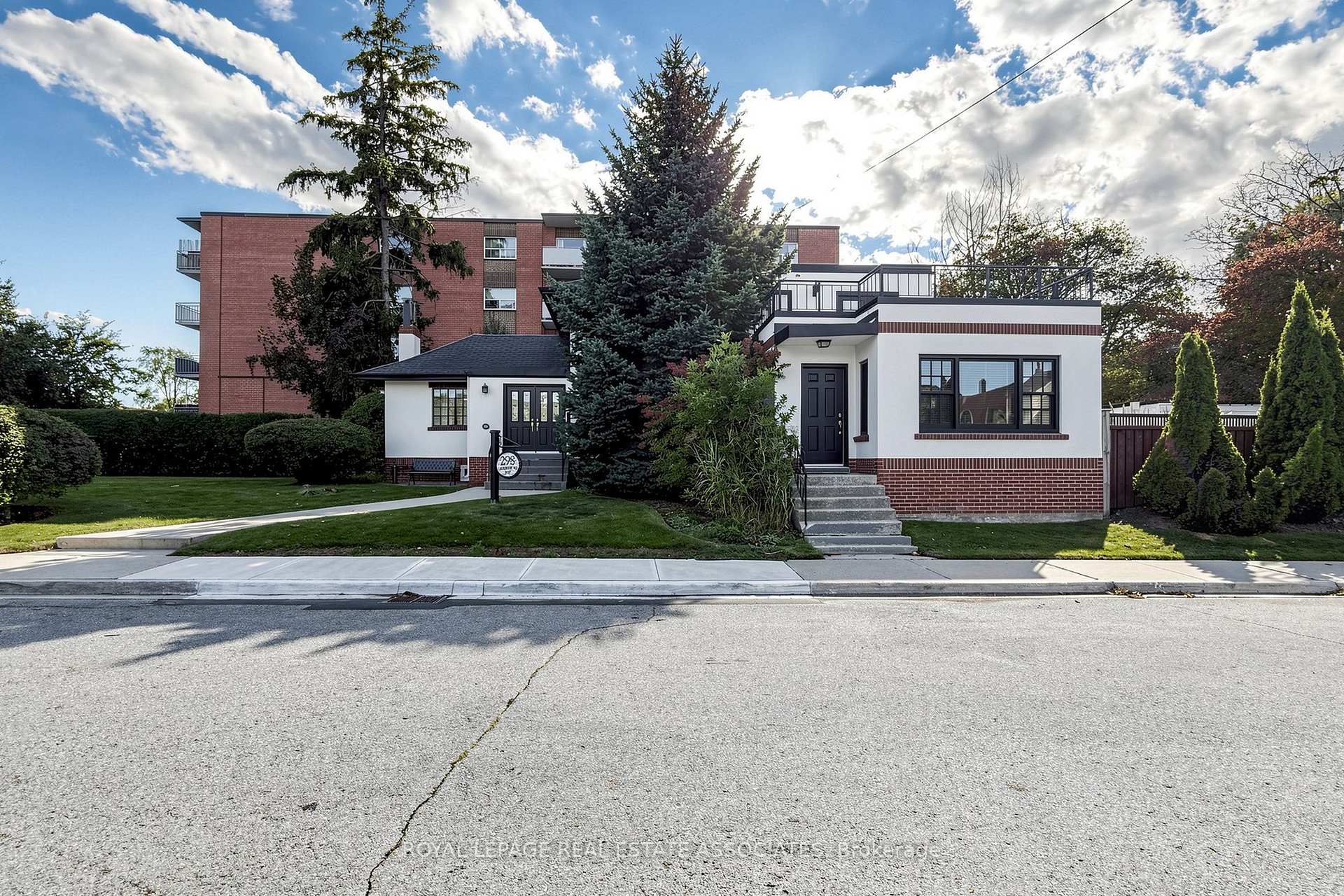 Photo 3 of 298 Lakeshore Road E, Mississauga, Port Credit — HOMEH