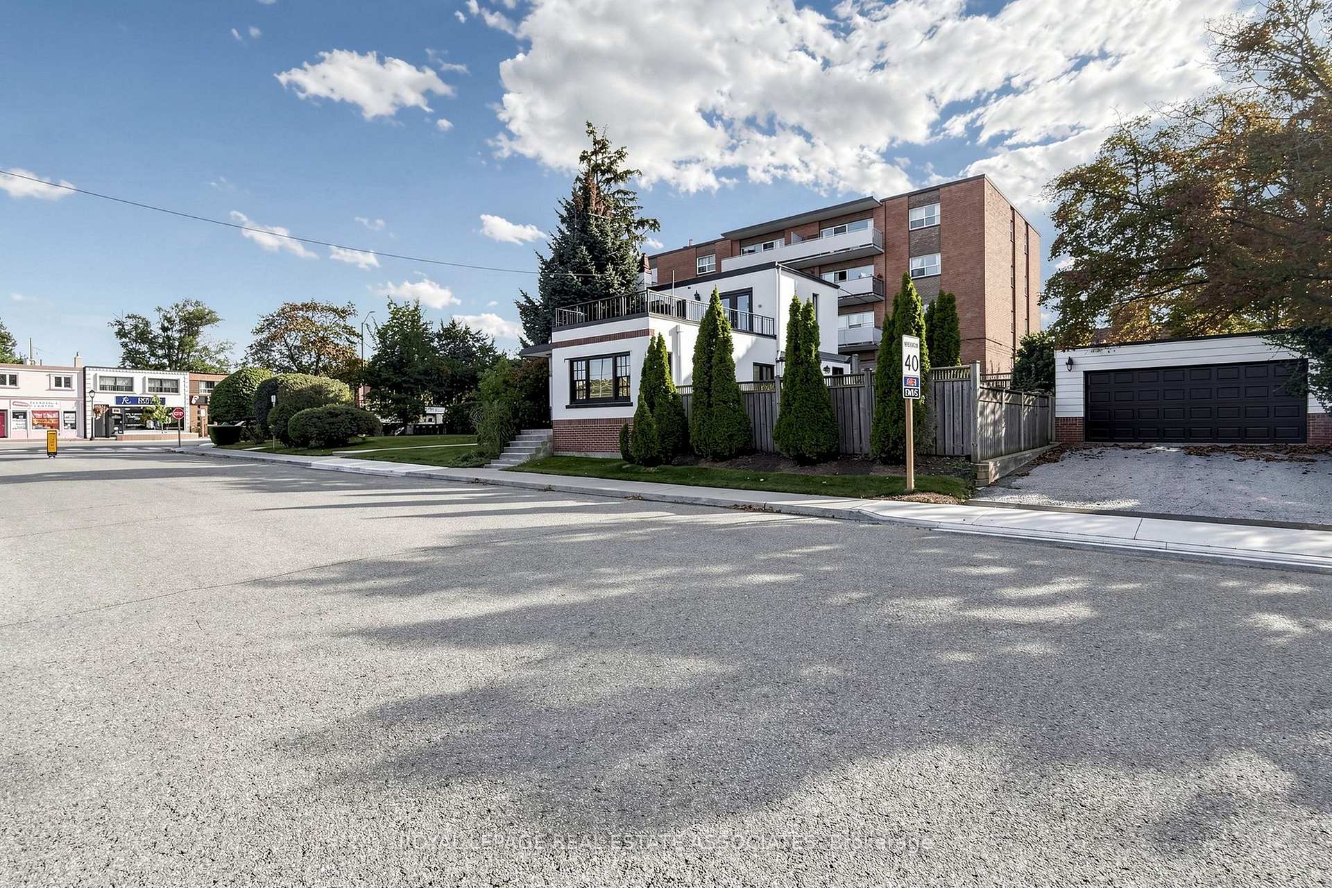 Photo 4 of 298 Lakeshore Road E, Mississauga, Port Credit — HOMEH
