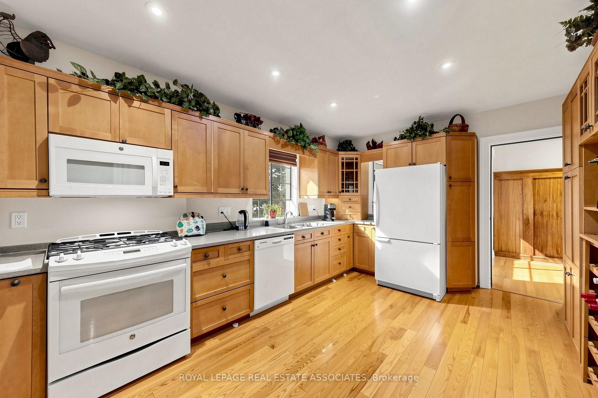 Photo 14 of 298 Lakeshore Road E, Mississauga, Port Credit — HOMEH