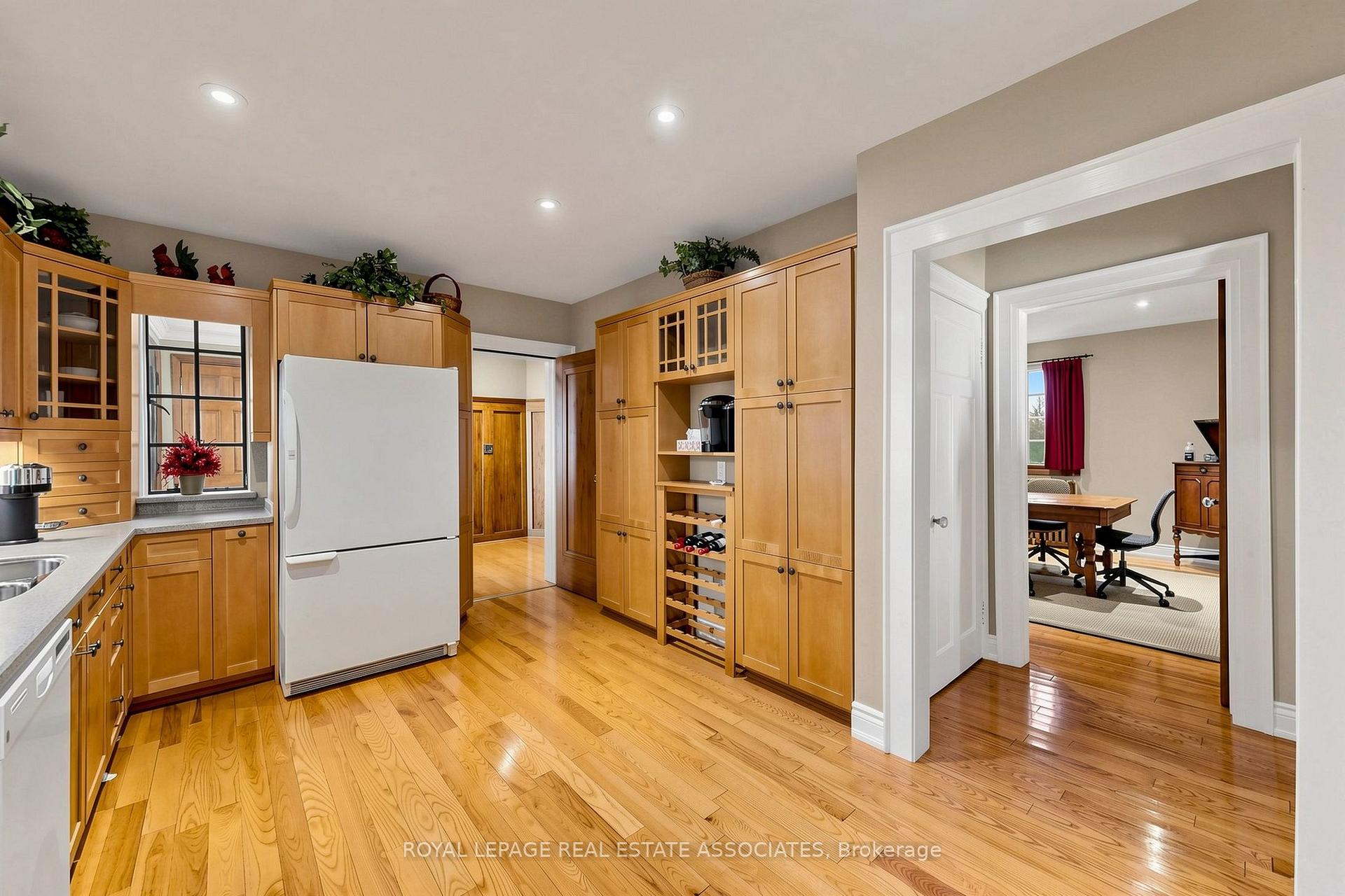 Photo 15 of 298 Lakeshore Road E, Mississauga, Port Credit — HOMEH