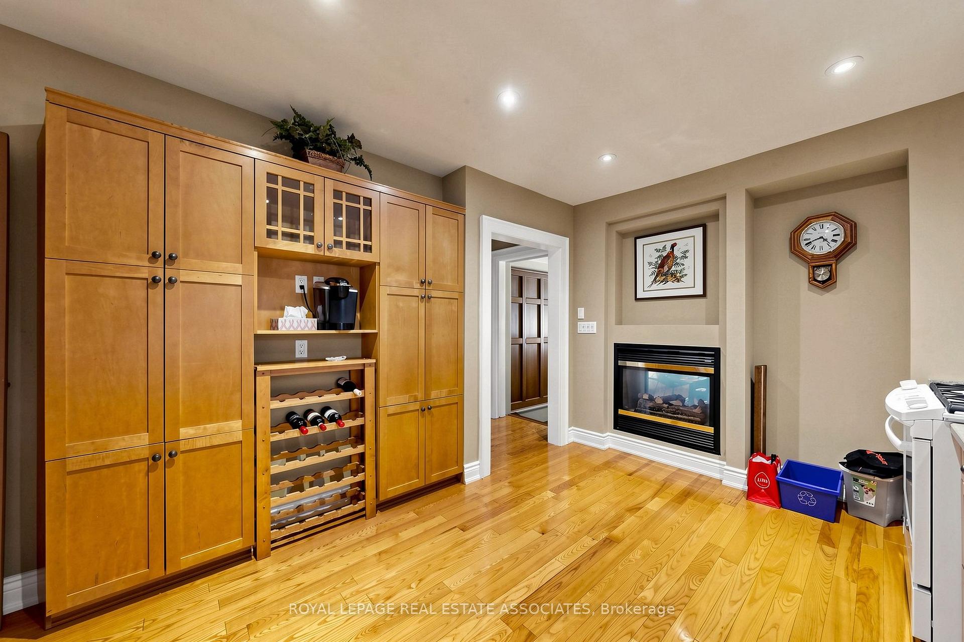 Photo 16 of 298 Lakeshore Road E, Mississauga, Port Credit — HOMEH
