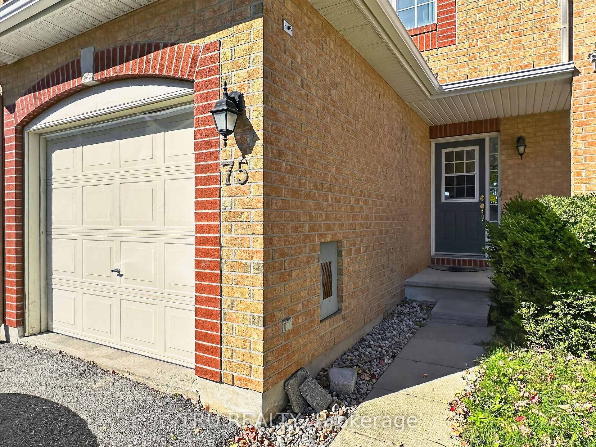 Photo 2 of 75 Silverlace Private, Ottawa, Hunt Club Park/Greenboro — HOMEH
