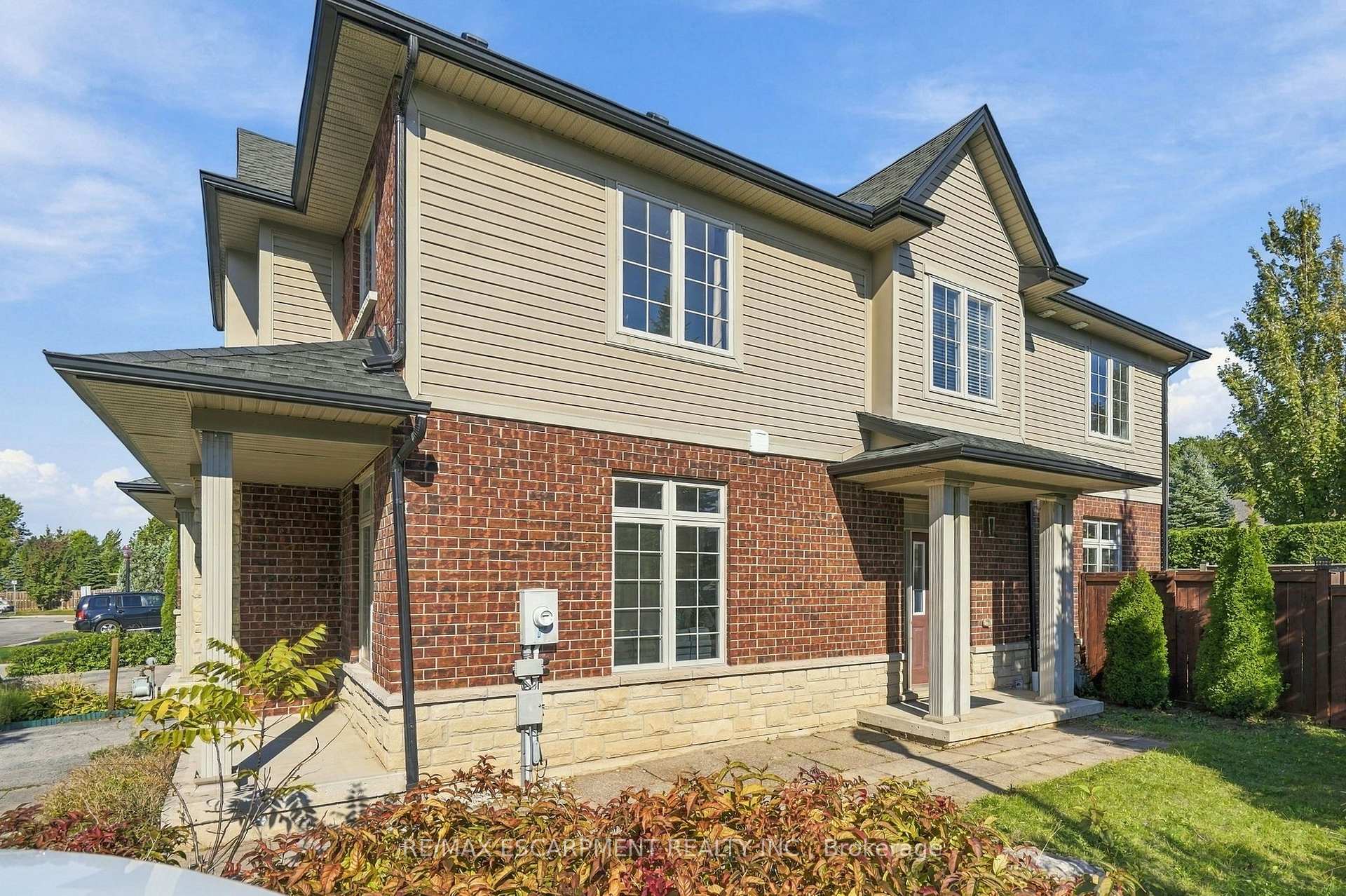 Photo 3 of Unit 8, 400 Stonehenge Drive, Hamilton, Ancaster — HOMEH