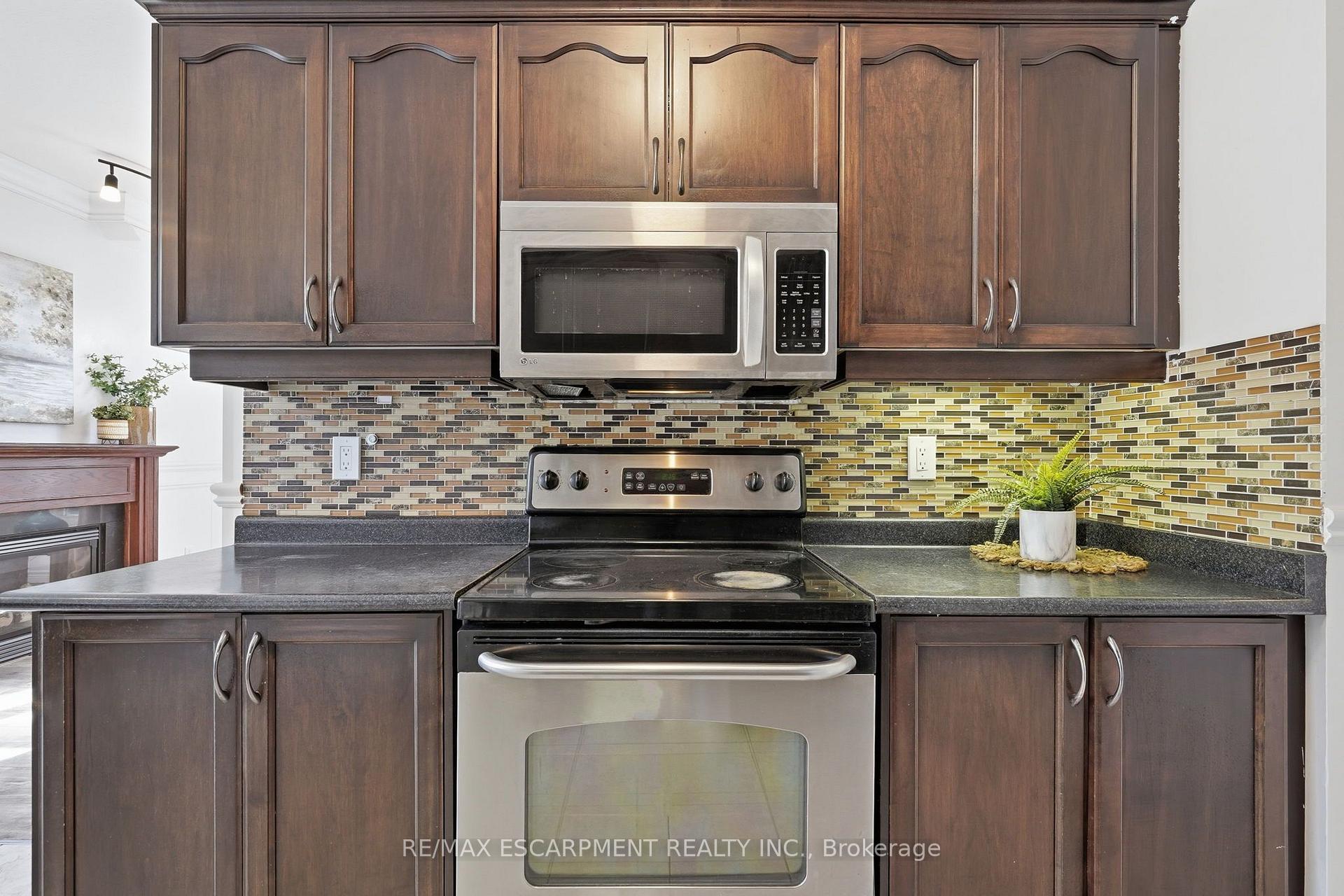 Photo 23 of Unit 8, 400 Stonehenge Drive, Hamilton, Ancaster — HOMEH
