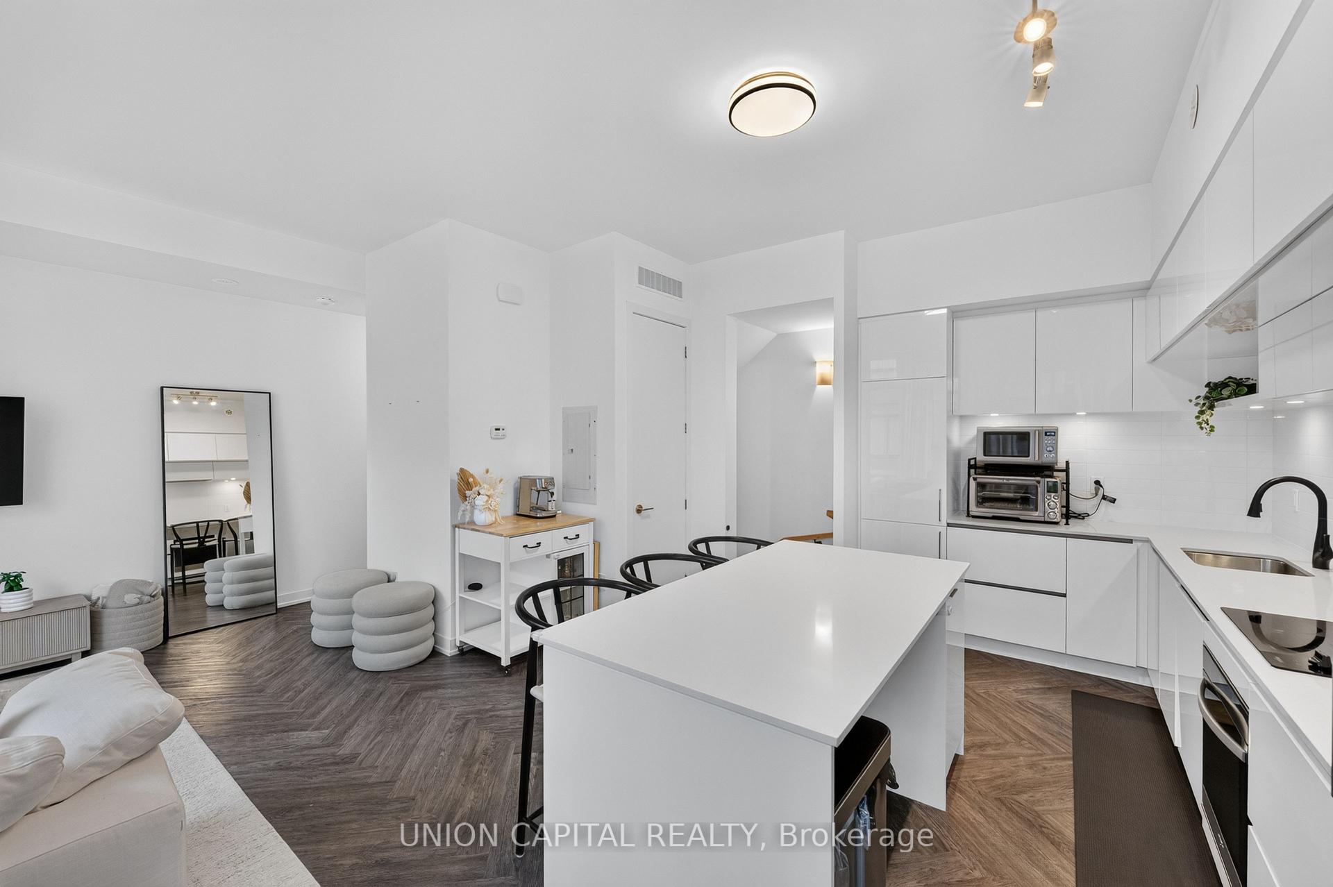 Photo 5 of Unit 1227, 8 David Eyer Road, Richmond Hill, Rural Richmond Hill — HOMEH