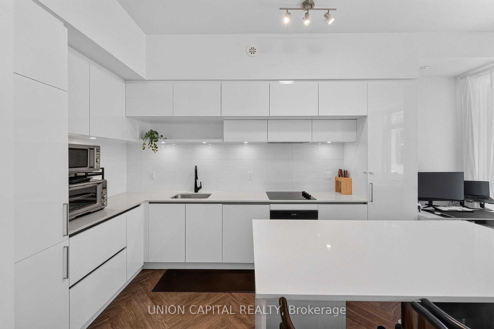 Photo 6 of Unit 1227, 8 David Eyer Road, Richmond Hill, Rural Richmond Hill — HOMEH