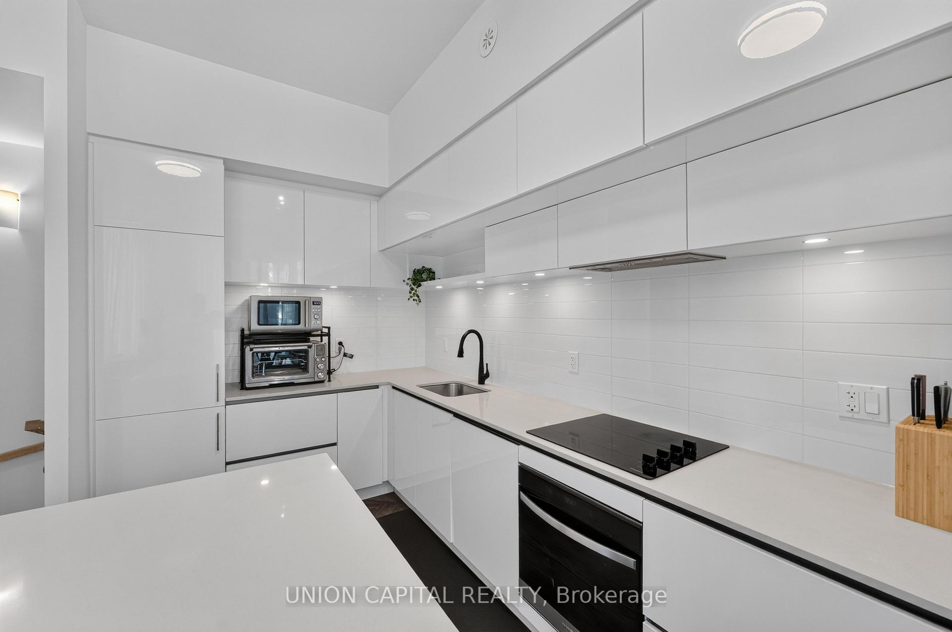 Photo 8 of Unit 1227, 8 David Eyer Road, Richmond Hill, Rural Richmond Hill — HOMEH