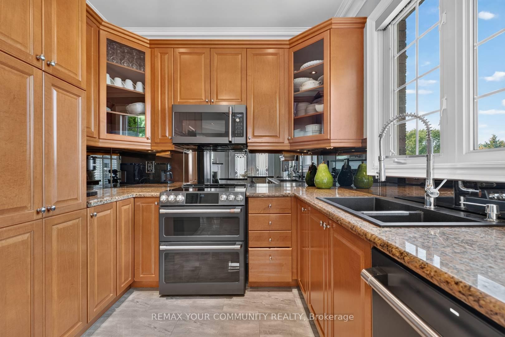 Photo 16 of 38 Dimarino Drive, Vaughan, Patterson — HOMEH