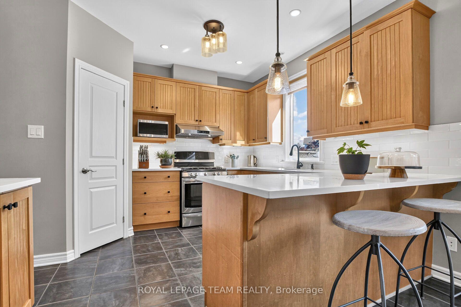 Photo 3 of 127 Coyote Crescent, Ottawa, Stittsville (South) — HOMEH
