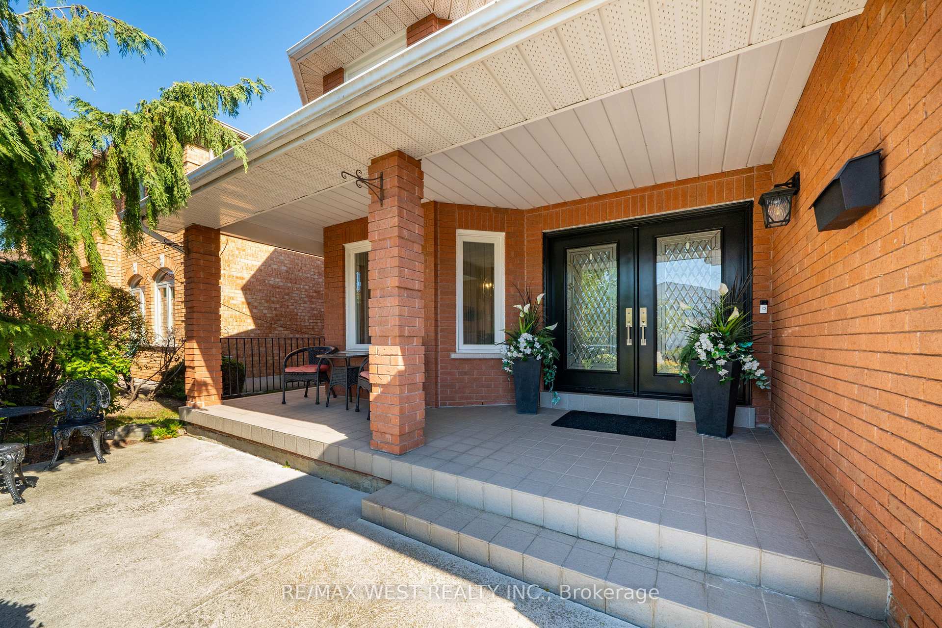 Photo 2 of 98 Arrowhead Drive, Vaughan, East Woodbridge — HOMEH