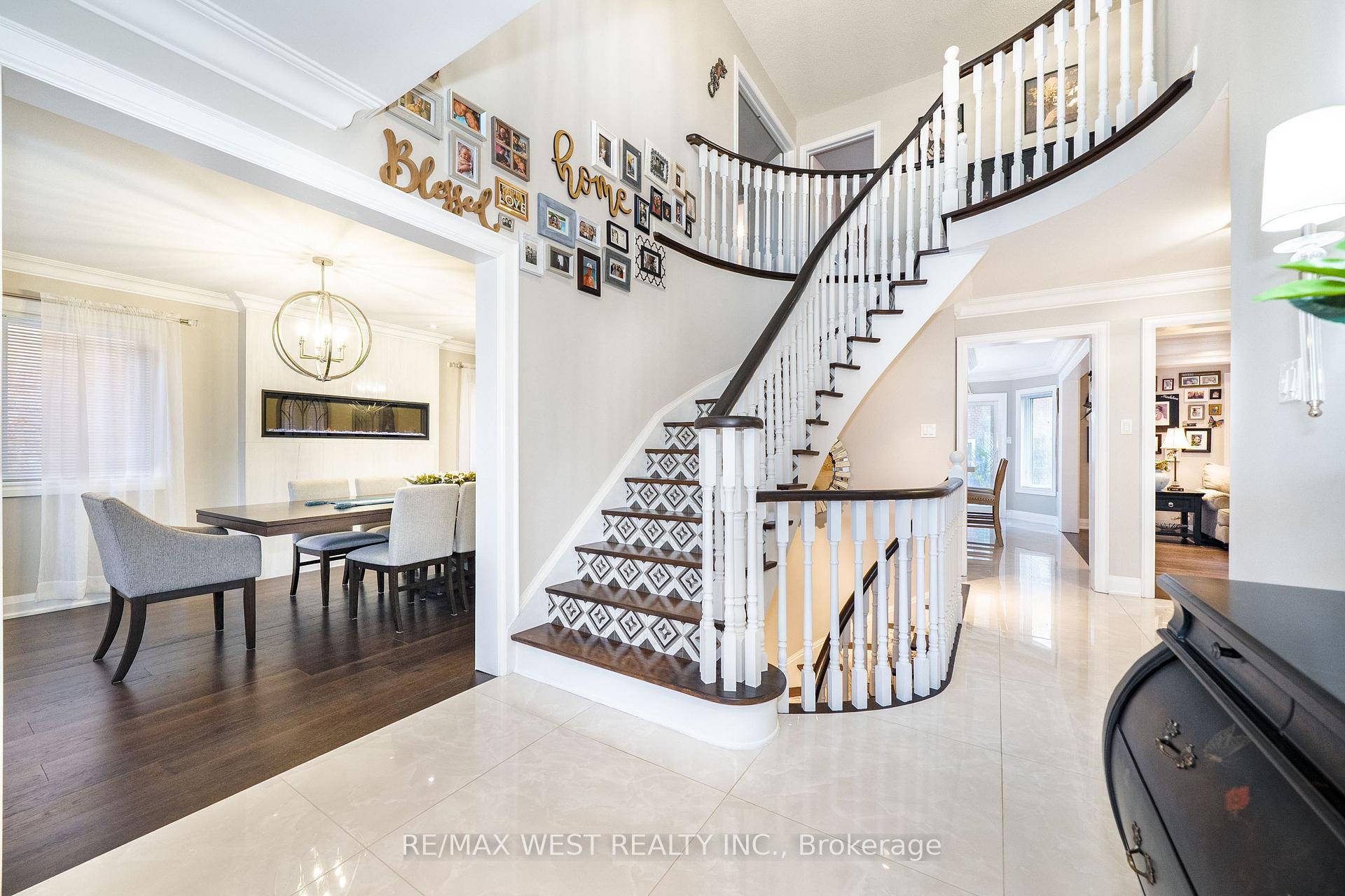 Photo 3 of 98 Arrowhead Drive, Vaughan, East Woodbridge — HOMEH