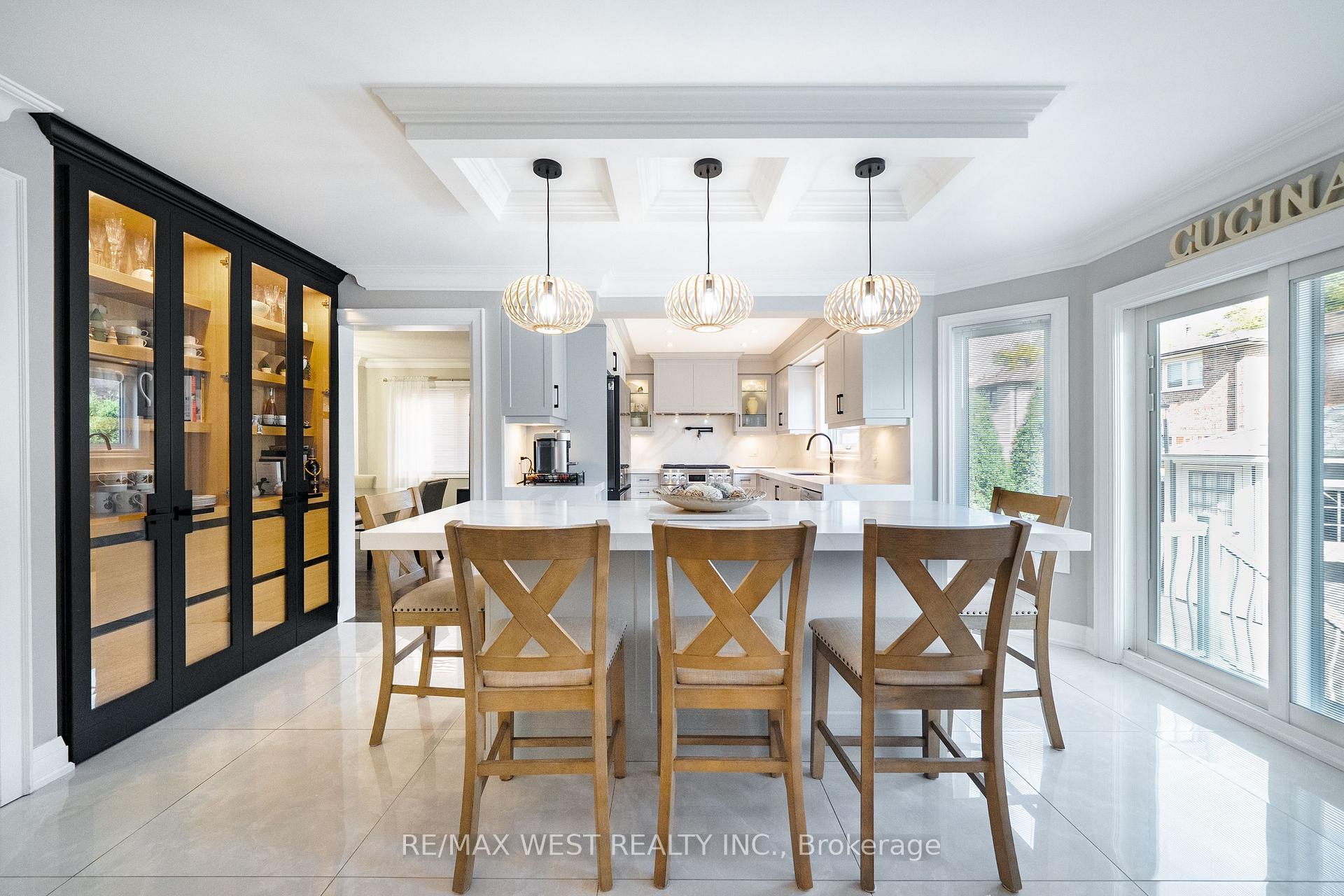Photo 5 of 98 Arrowhead Drive, Vaughan, East Woodbridge — HOMEH
