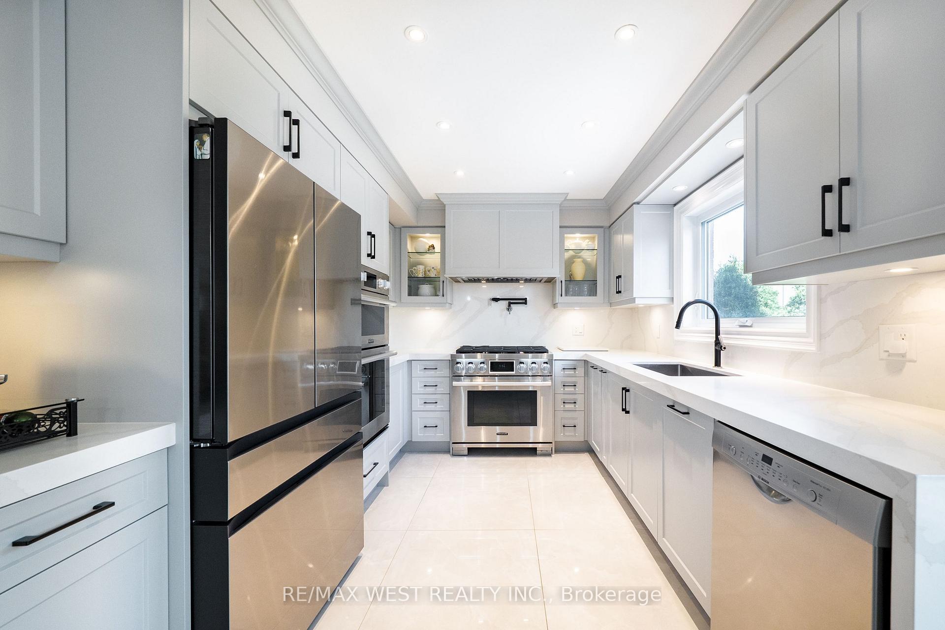 Photo 6 of 98 Arrowhead Drive, Vaughan, East Woodbridge — HOMEH