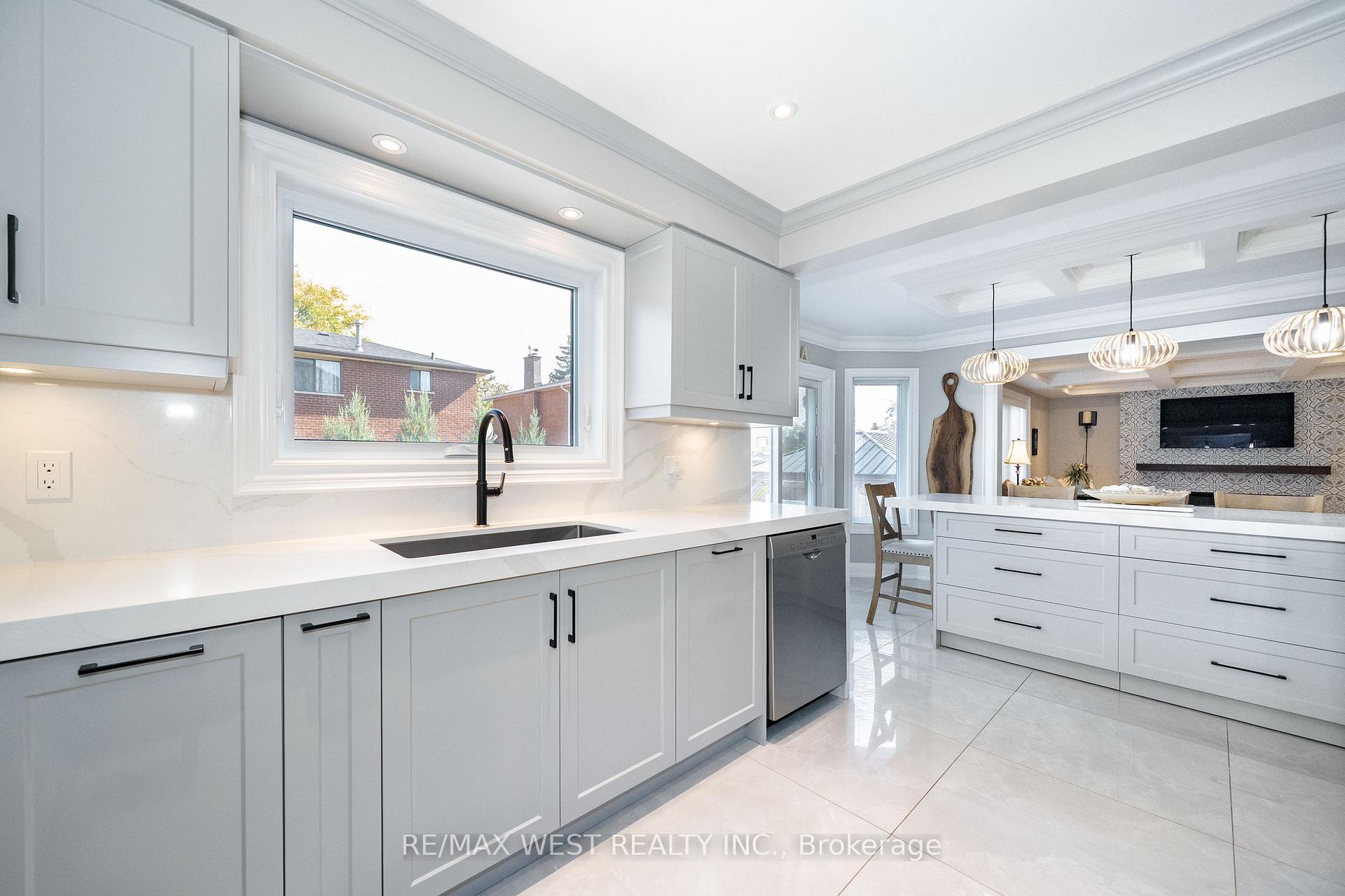 Photo 7 of 98 Arrowhead Drive, Vaughan, East Woodbridge — HOMEH
