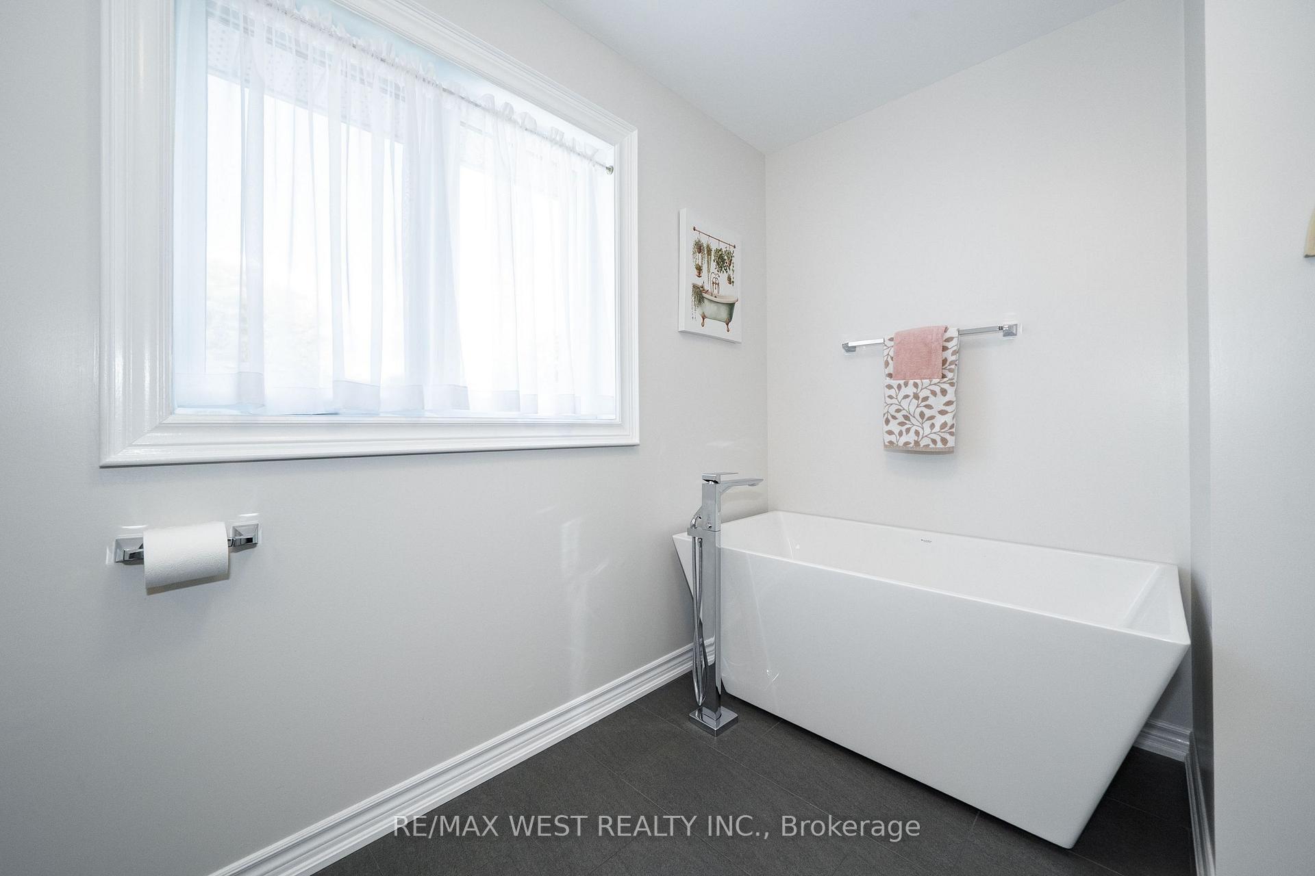 Photo 12 of 98 Arrowhead Drive, Vaughan, East Woodbridge — HOMEH