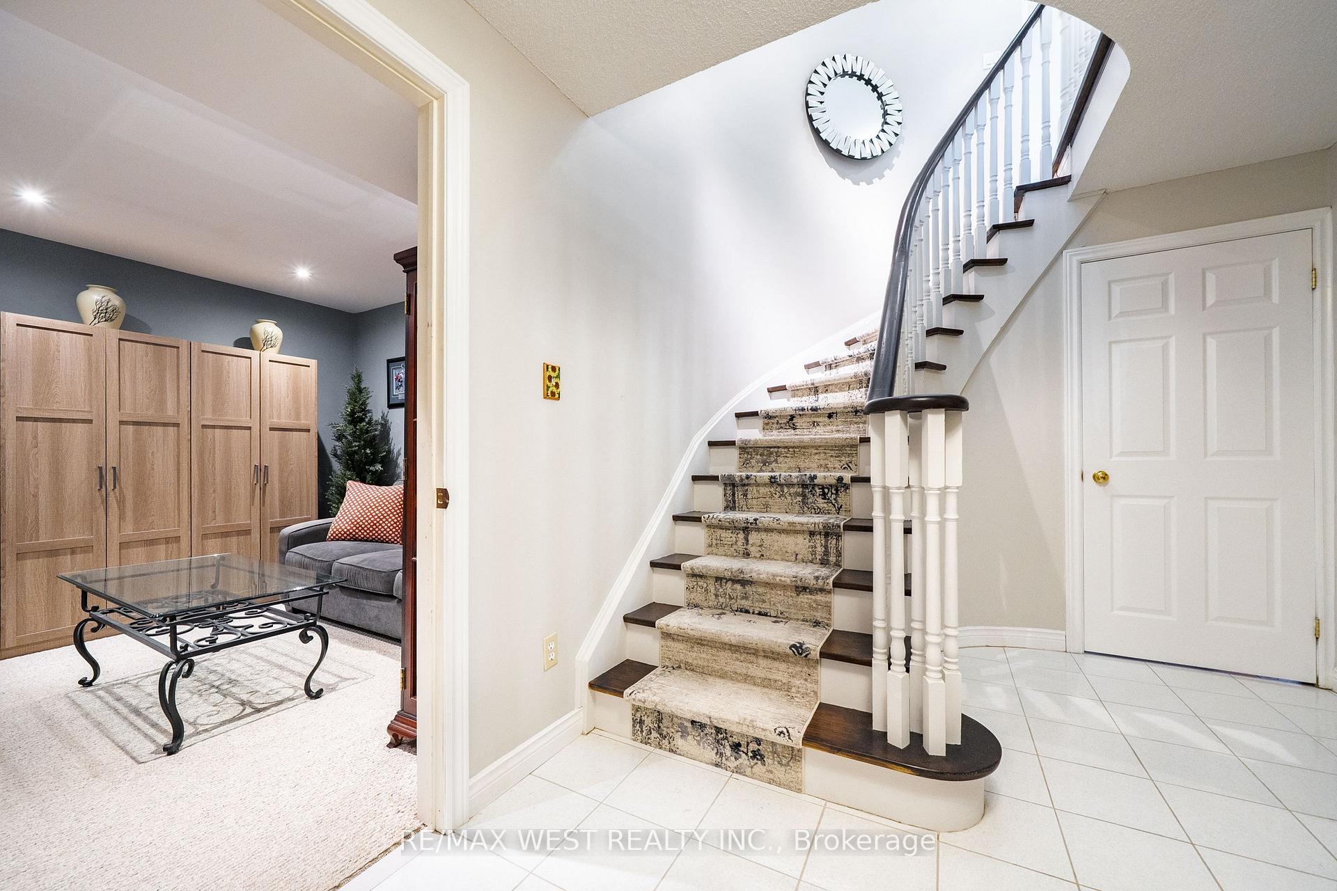 Photo 17 of 98 Arrowhead Drive, Vaughan, East Woodbridge — HOMEH