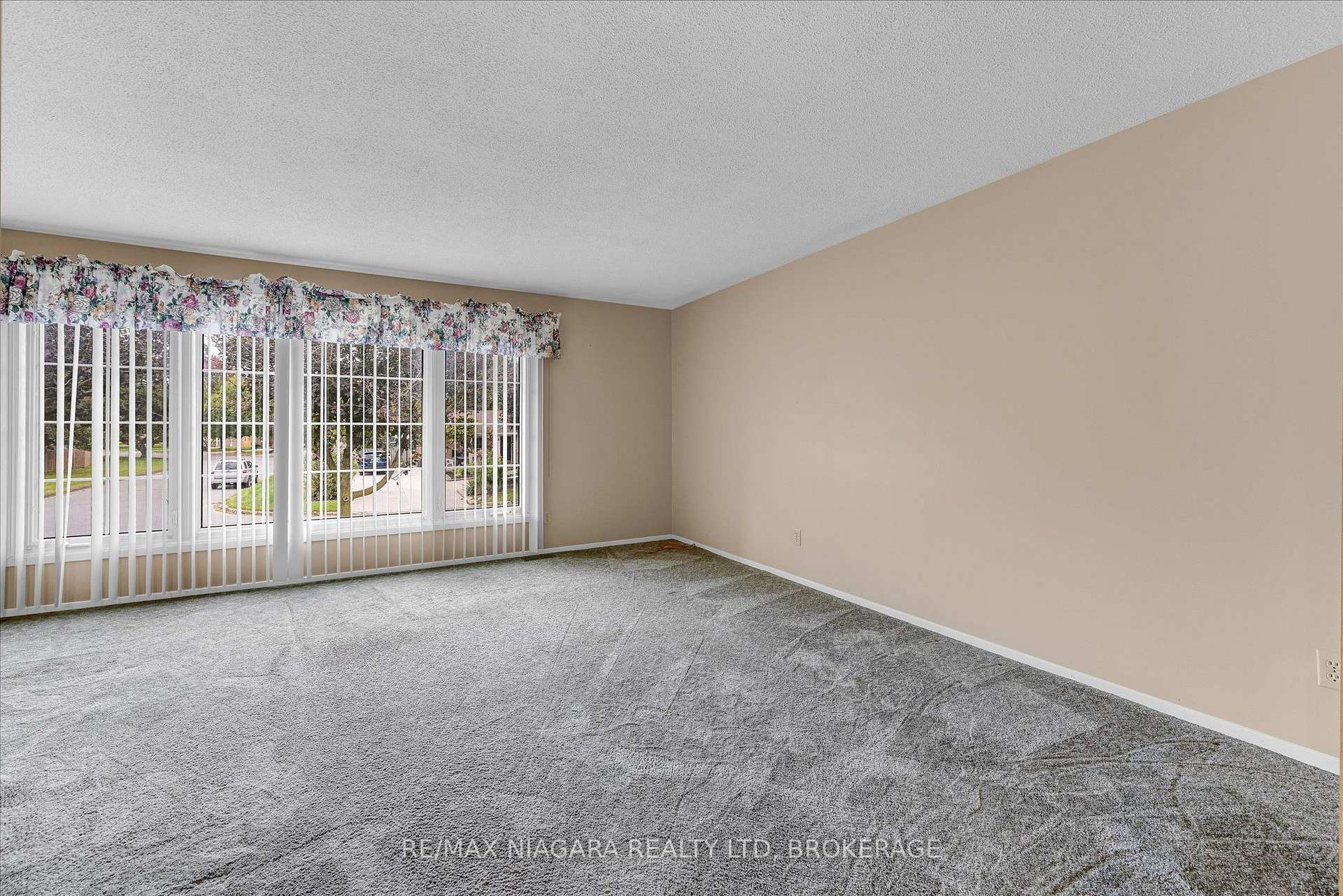 Photo 4 of 120 Elma Street, St. Catharines, Lakeport — HOMEH