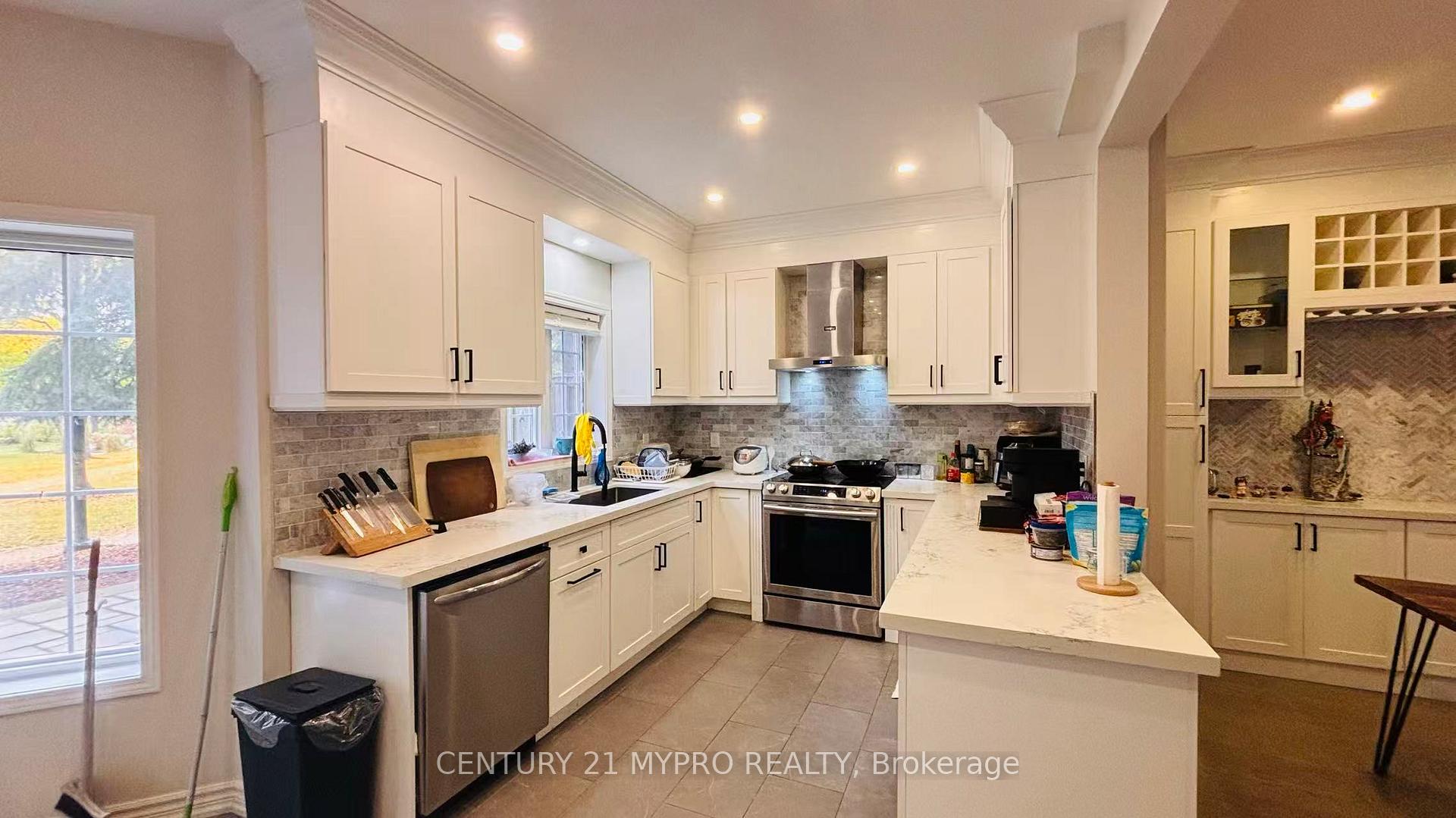 Photo 3 of Unit 10, 15 St Moritz Way, Markham, Unionville — HOMEH