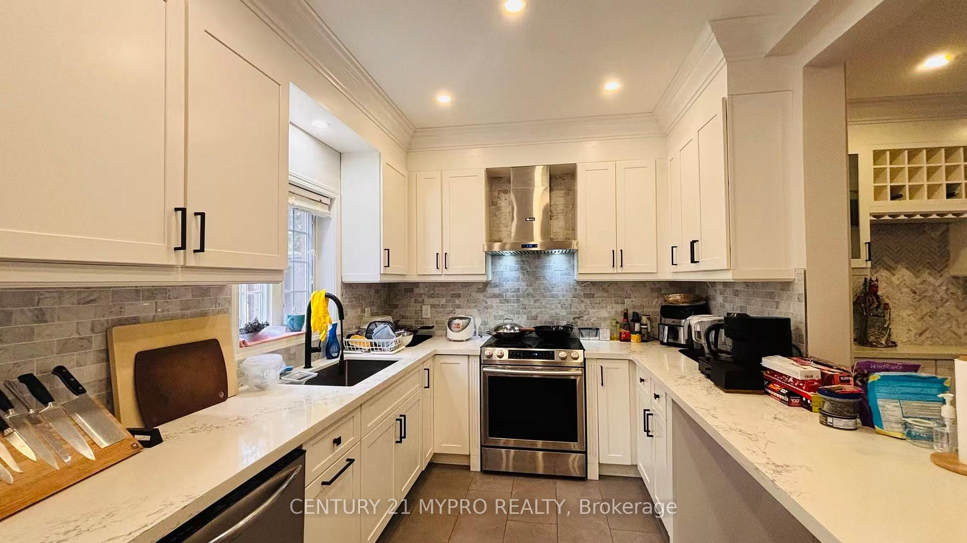 Photo 4 of Unit 10, 15 St Moritz Way, Markham, Unionville — HOMEH