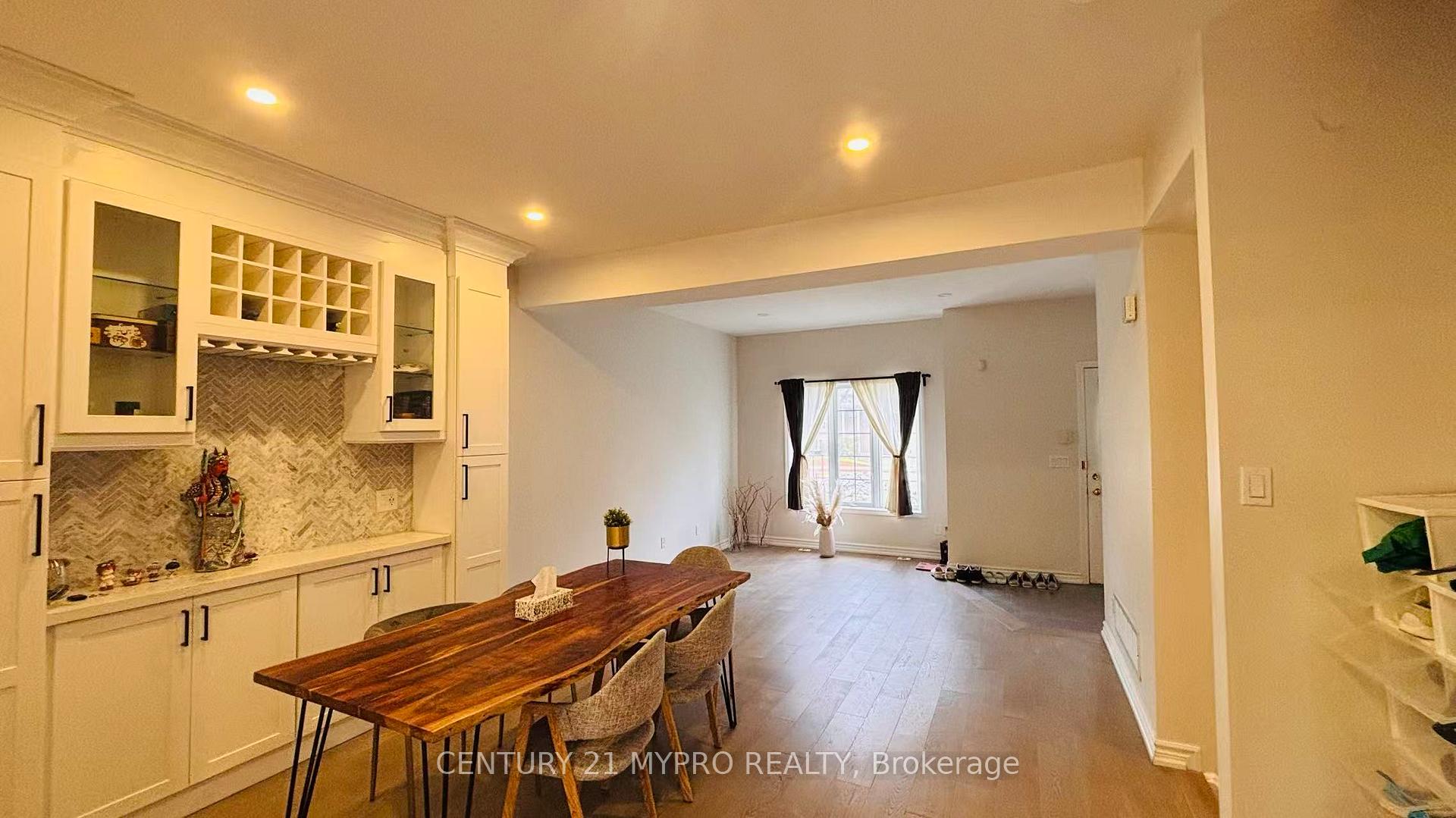 Photo 5 of Unit 10, 15 St Moritz Way, Markham, Unionville — HOMEH