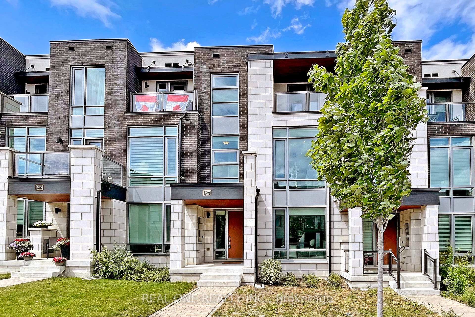 Photo 2 of 107 Carrville Woods Circle, Vaughan, Patterson — HOMEH