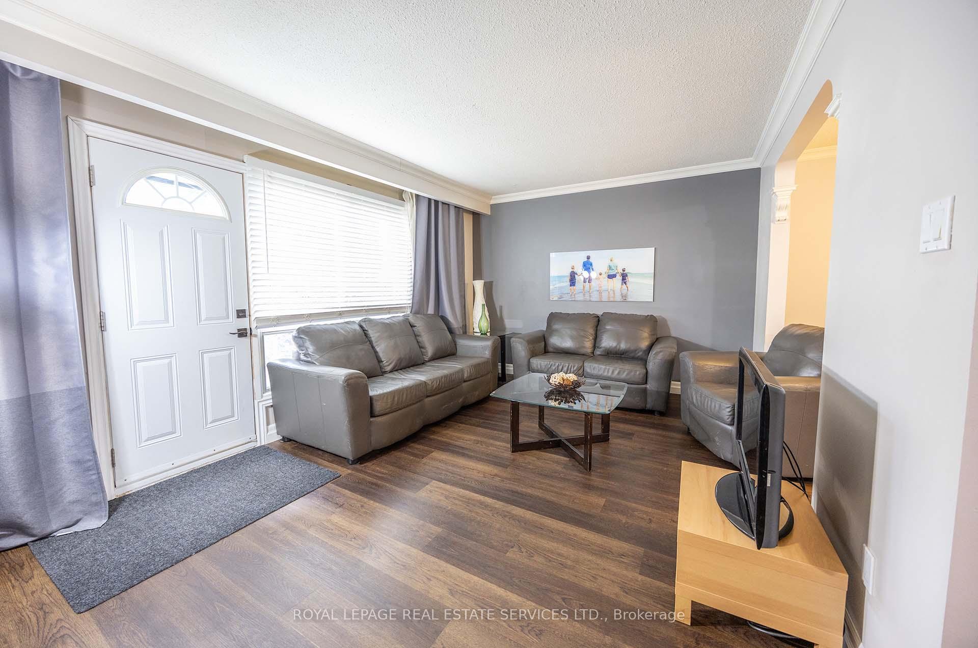 Photo 3 of Unit 18, 71 Old Burnhamthorpe Road, Etobicoke, Markland Wood — HOMEH