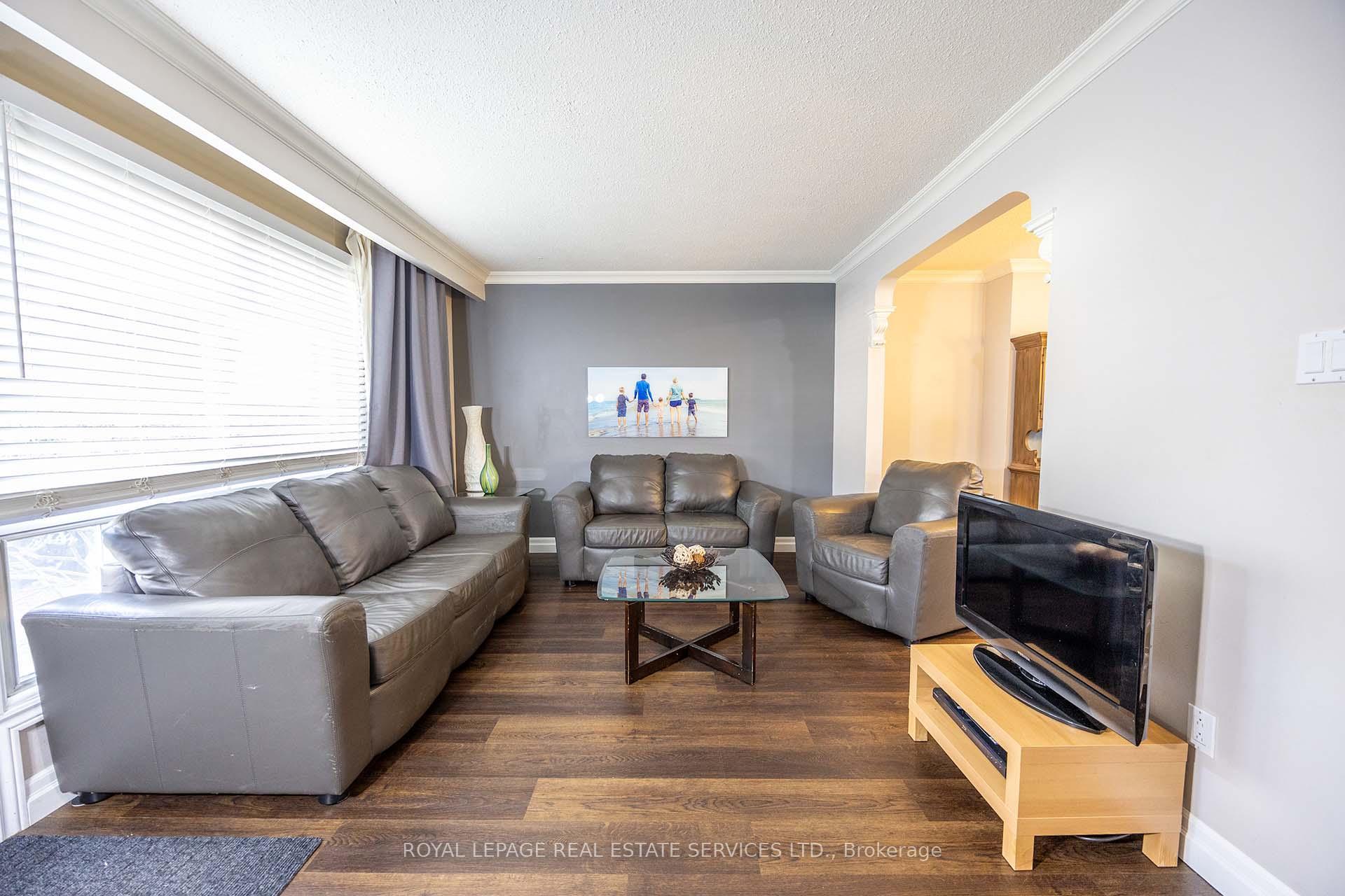 Photo 4 of Unit 18, 71 Old Burnhamthorpe Road, Etobicoke, Markland Wood — HOMEH