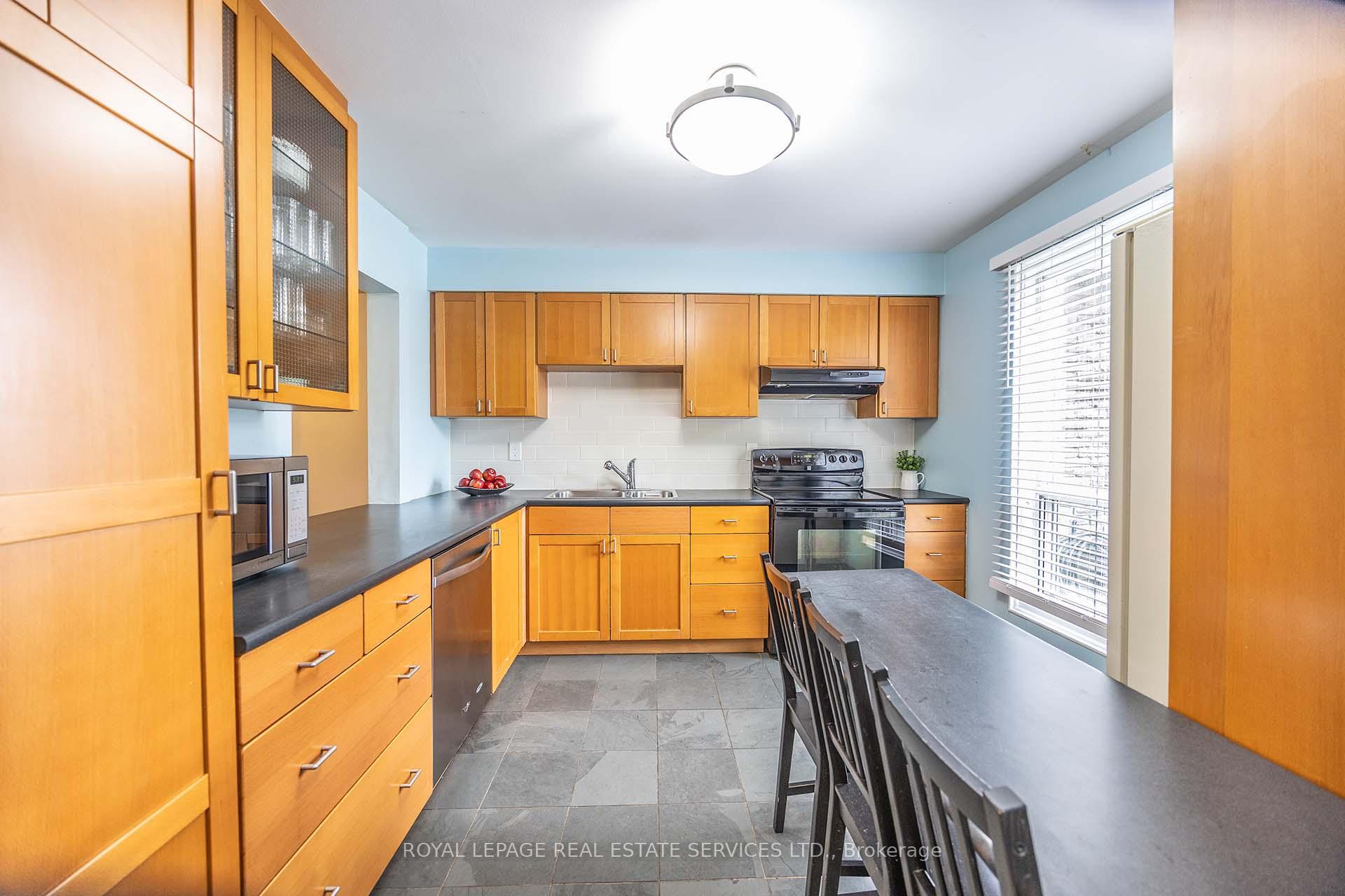 Photo 6 of Unit 18, 71 Old Burnhamthorpe Road, Etobicoke, Markland Wood — HOMEH