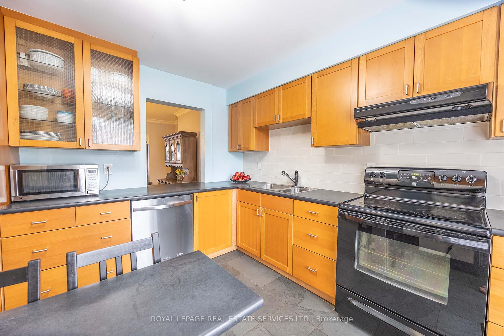 Photo 7 of Unit 18, 71 Old Burnhamthorpe Road, Etobicoke, Markland Wood — HOMEH