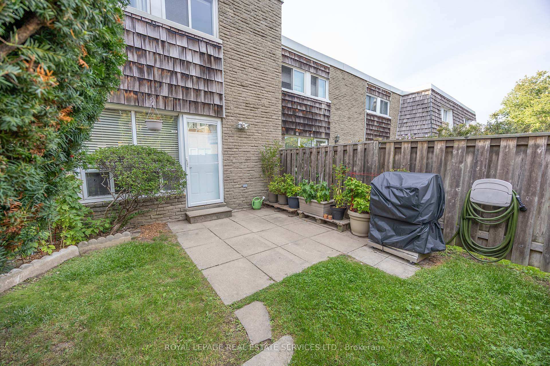 Photo 14 of Unit 18, 71 Old Burnhamthorpe Road, Etobicoke, Markland Wood — HOMEH
