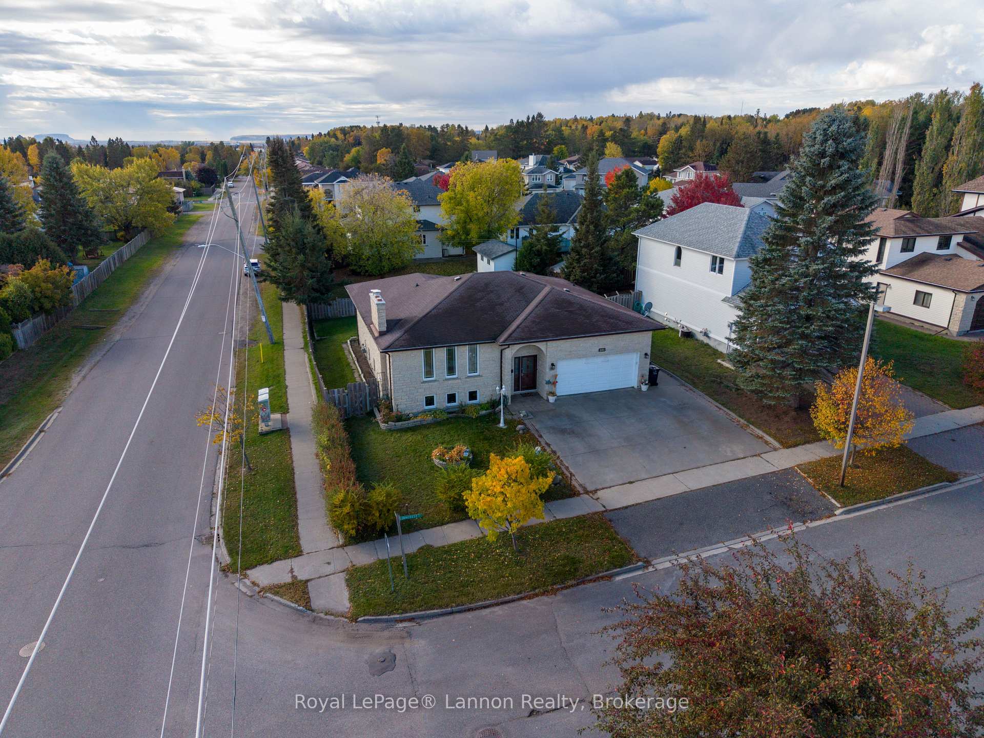 Photo 3 of 101 Suncrest Place, Thunder Bay, Dawson Heights — HOMEH