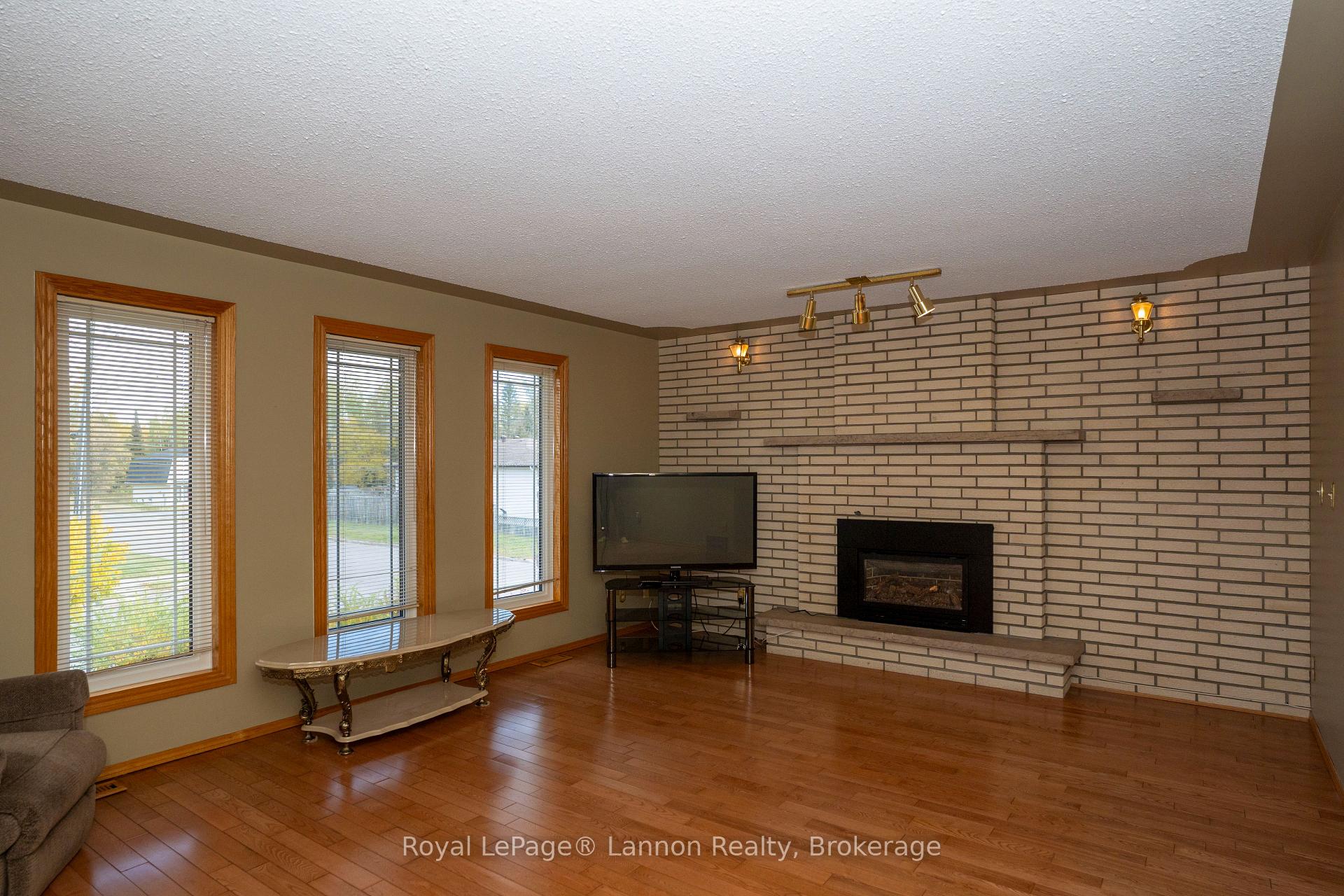 Photo 4 of 101 Suncrest Place, Thunder Bay, Dawson Heights — HOMEH