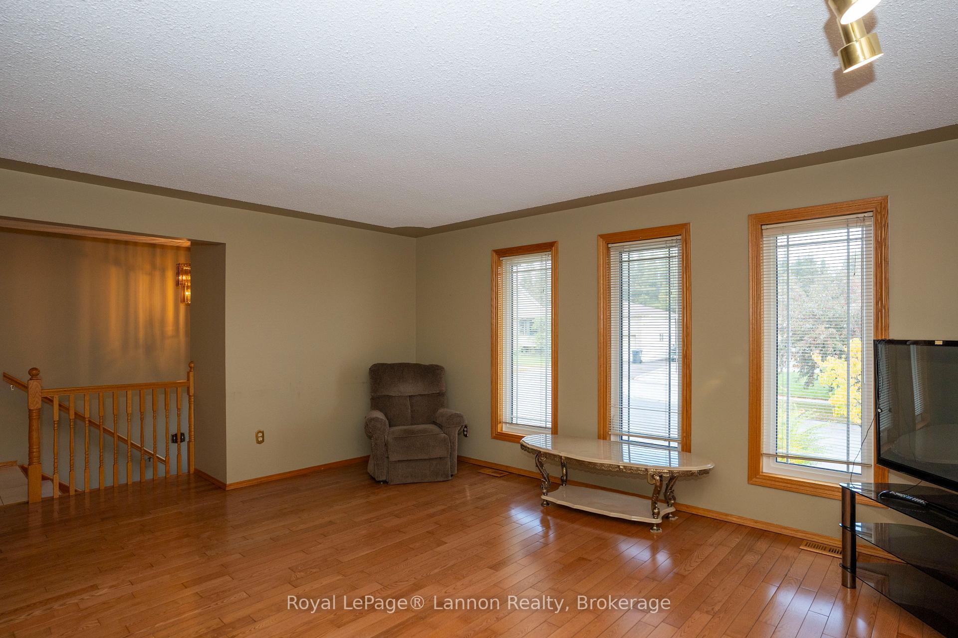 Photo 5 of 101 Suncrest Place, Thunder Bay, Dawson Heights — HOMEH