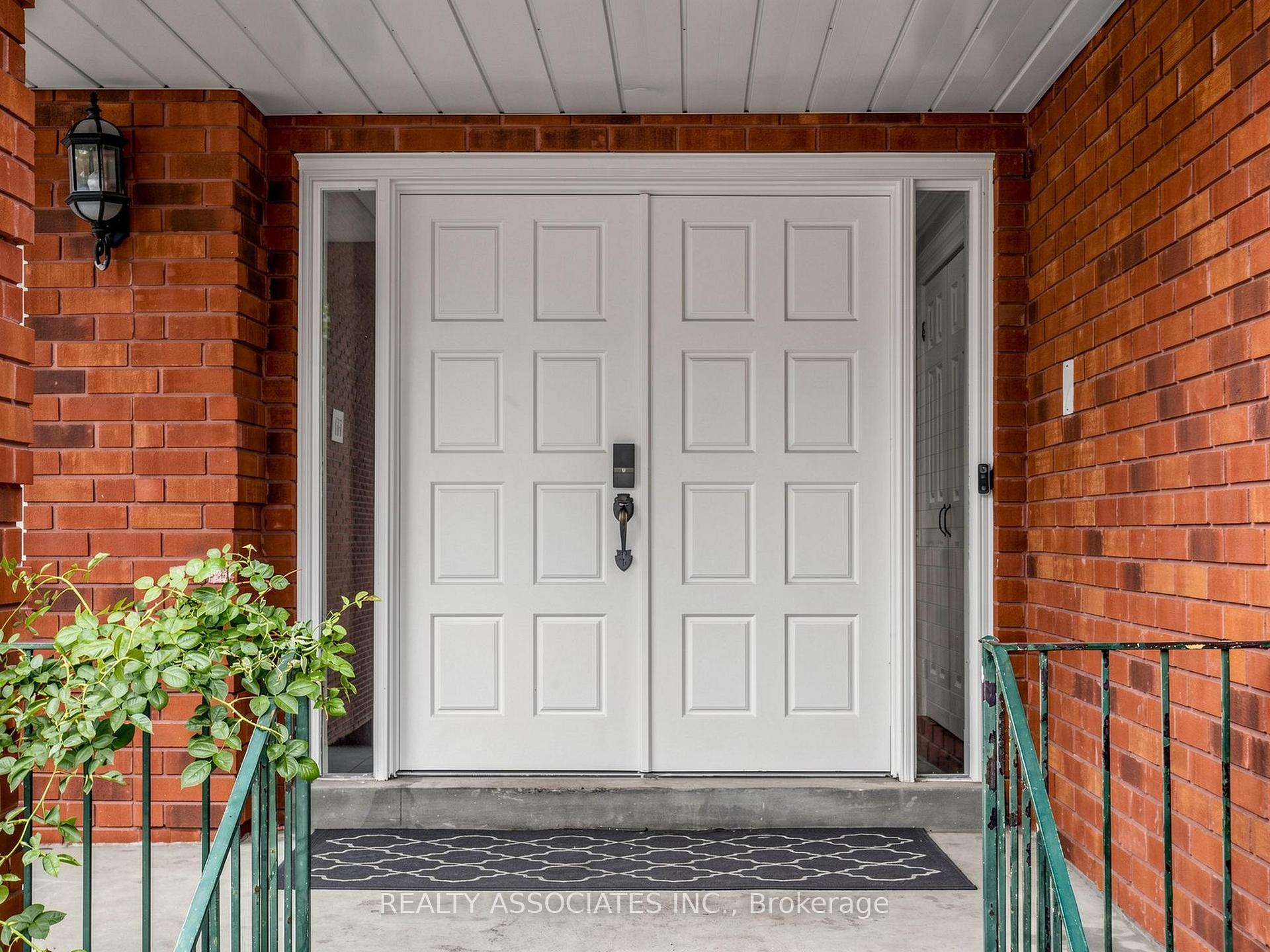 Photo 2 of 96 Zinnia Place S, Vaughan, West Woodbridge — HOMEH