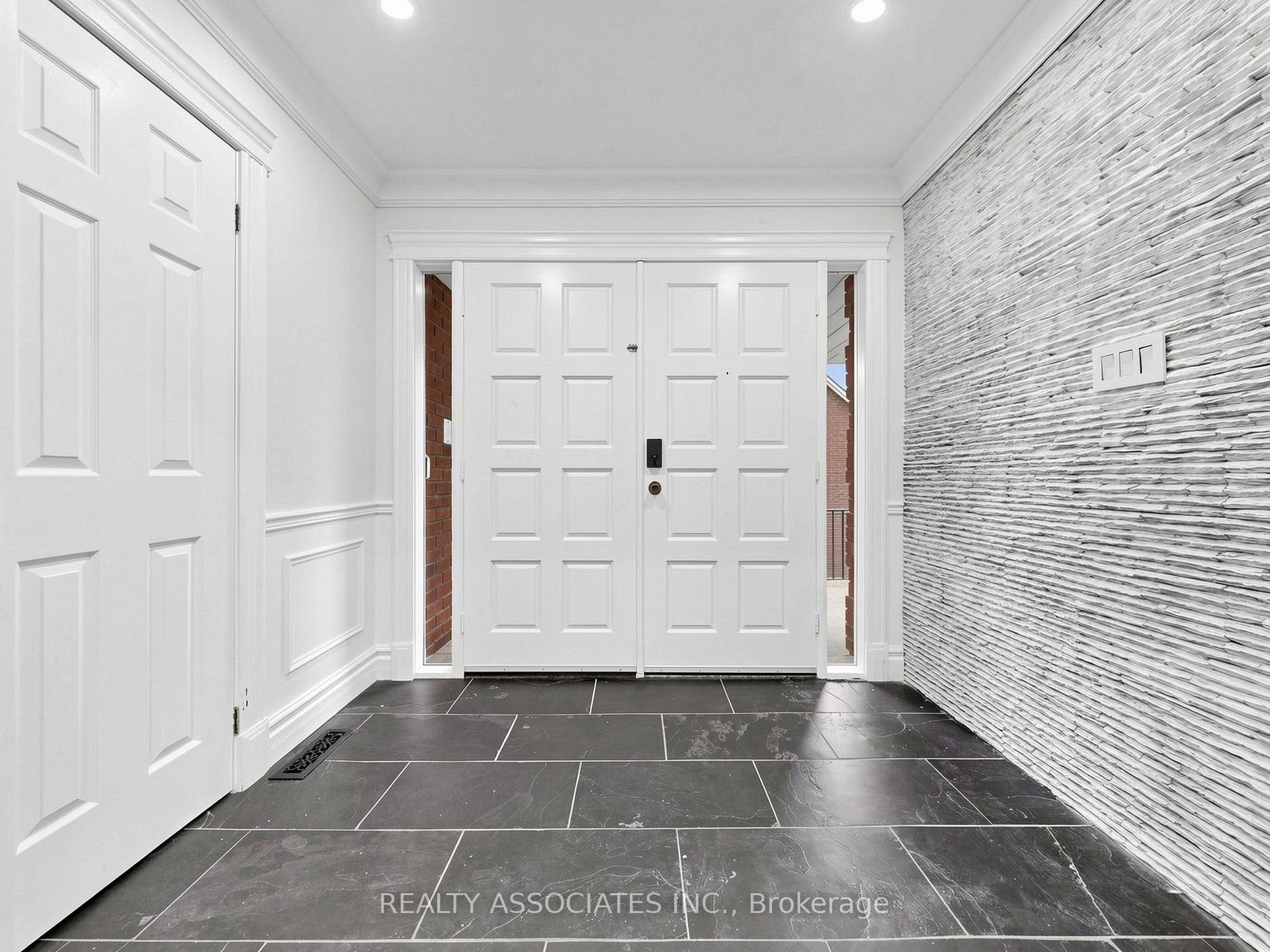 Photo 3 of 96 Zinnia Place S, Vaughan, West Woodbridge — HOMEH