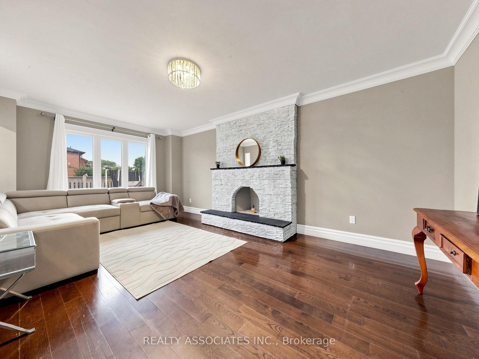 Photo 6 of 96 Zinnia Place S, Vaughan, West Woodbridge — HOMEH