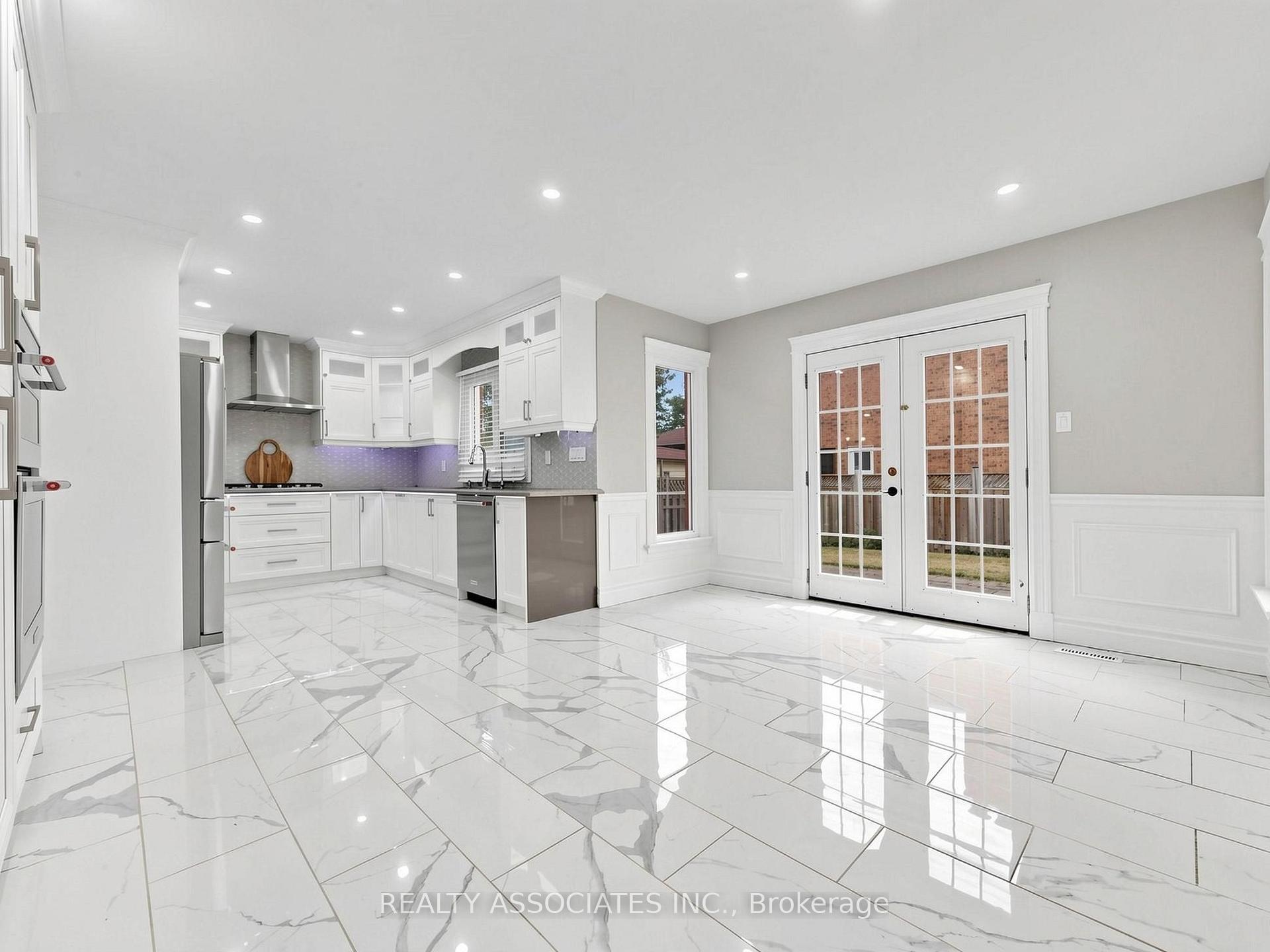 Photo 8 of 96 Zinnia Place S, Vaughan, West Woodbridge — HOMEH