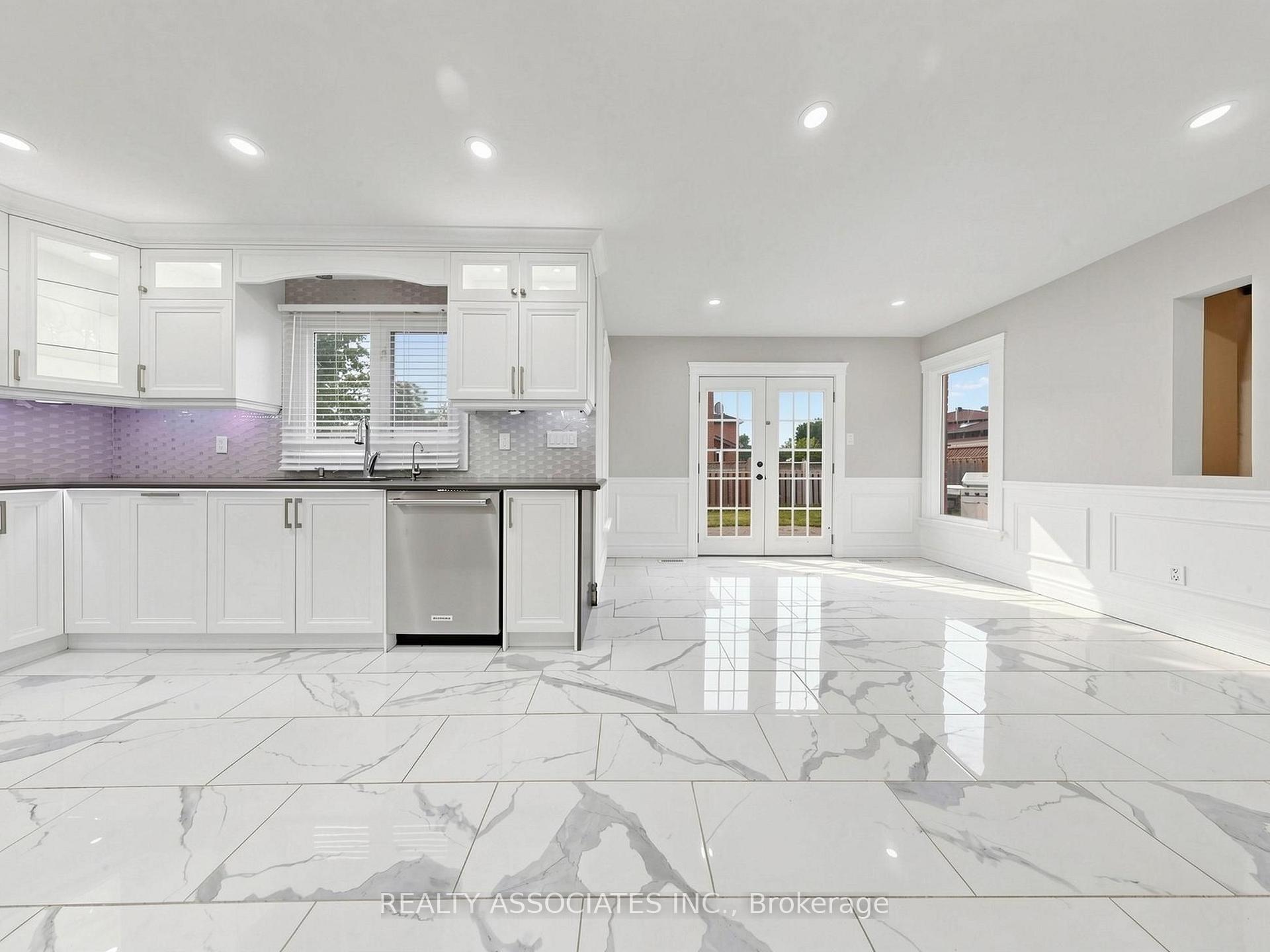 Photo 9 of 96 Zinnia Place S, Vaughan, West Woodbridge — HOMEH