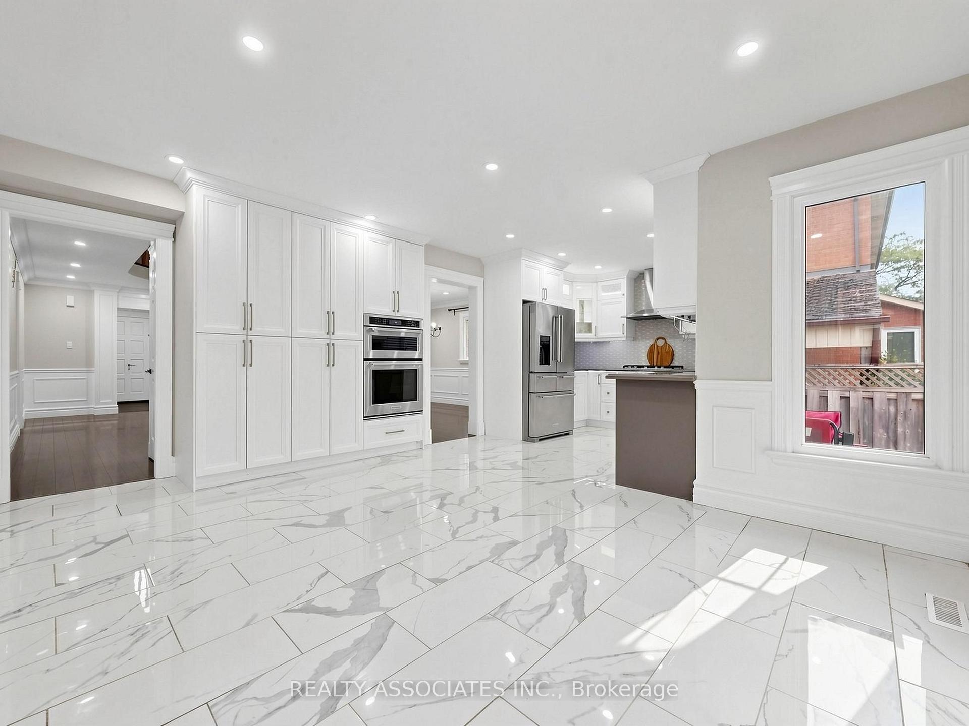 Photo 10 of 96 Zinnia Place S, Vaughan, West Woodbridge — HOMEH