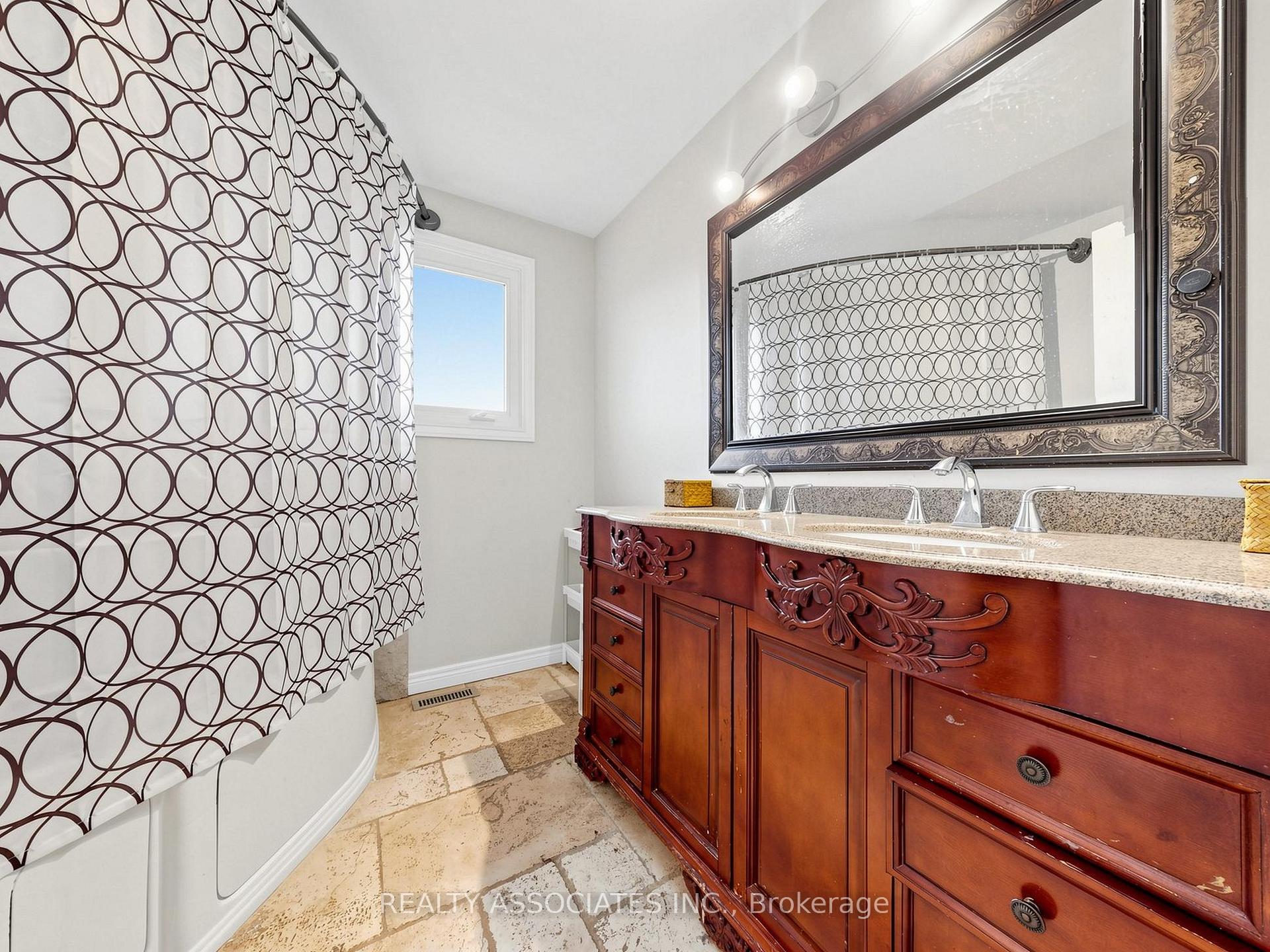 Photo 16 of 96 Zinnia Place S, Vaughan, West Woodbridge — HOMEH