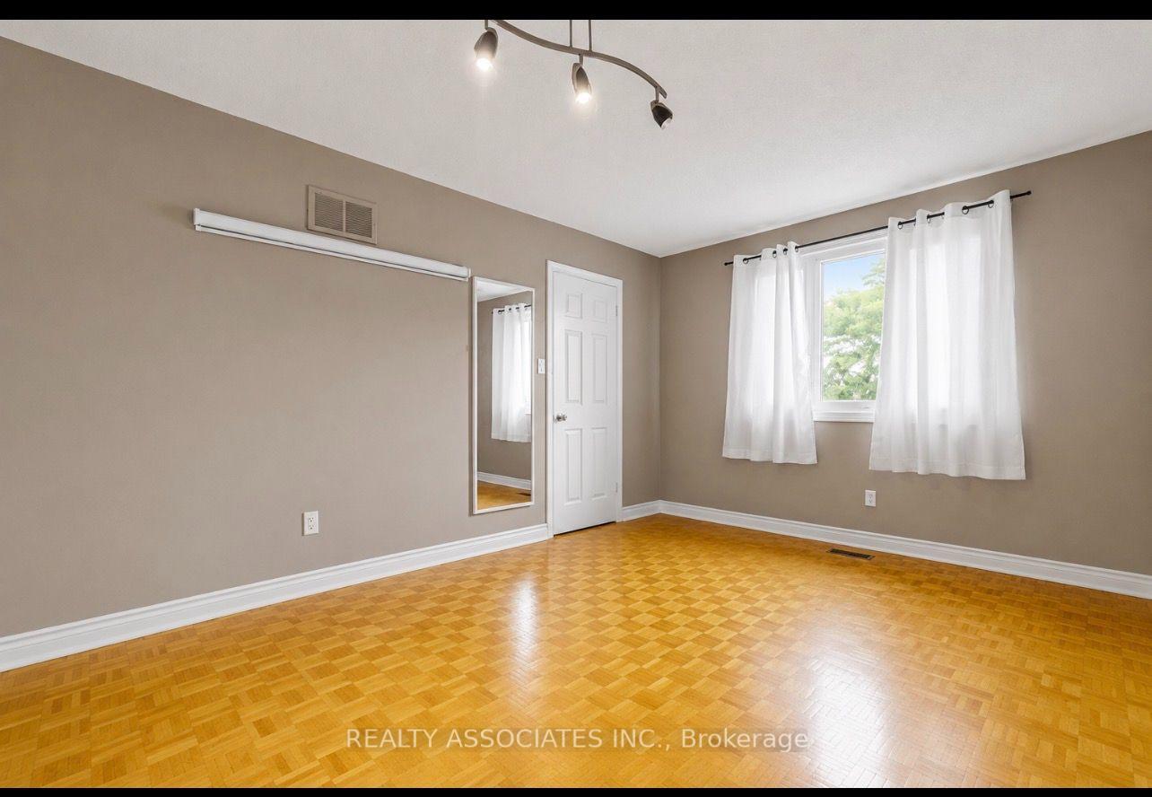Photo 22 of 96 Zinnia Place S, Vaughan, West Woodbridge — HOMEH
