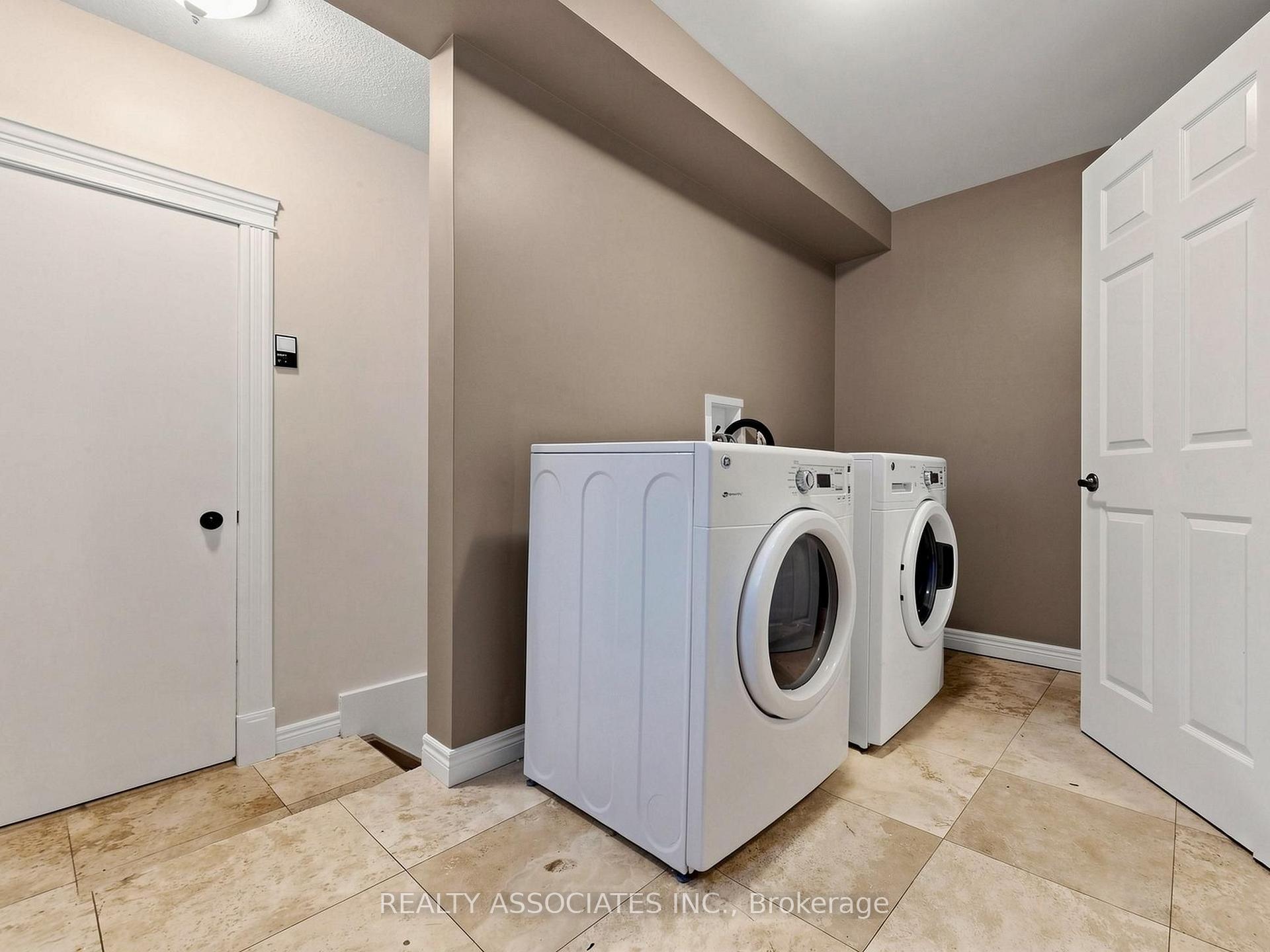 Photo 33 of 96 Zinnia Place S, Vaughan, West Woodbridge — HOMEH