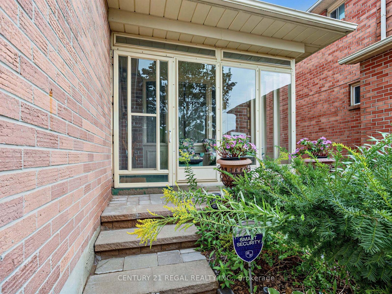 Photo 4 of 41 Coe Drive, Ajax, Central — HOMEH